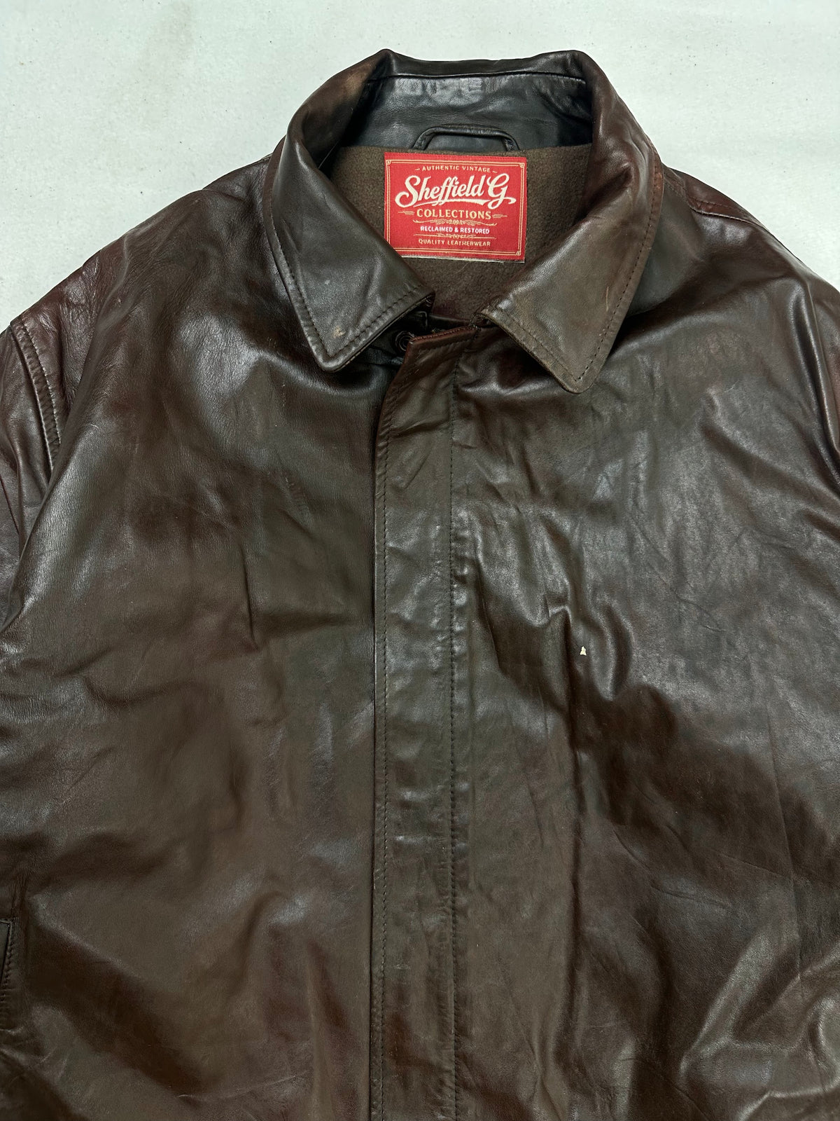 Collar and zip of the size S burgundy leather vintage jacket, up close