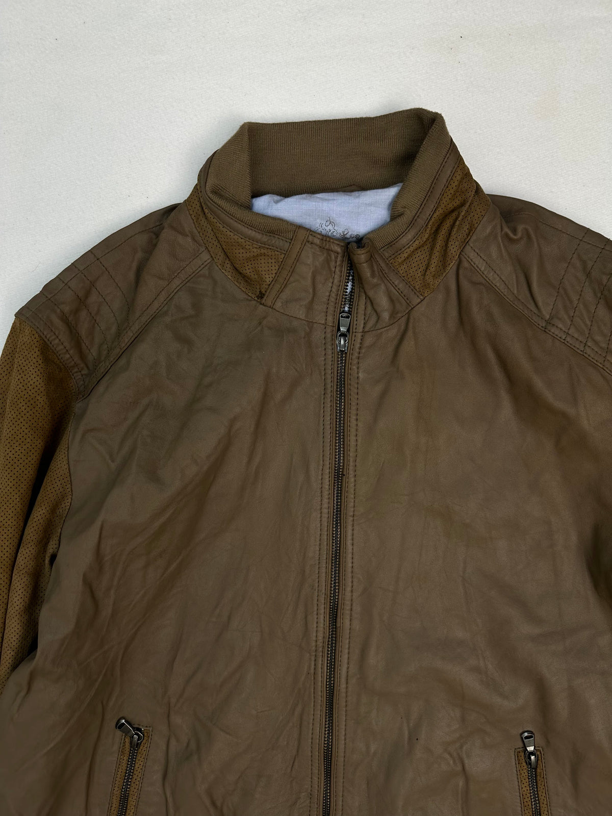 Collar and zip of the size L brown leather cafe racer jacket, up close