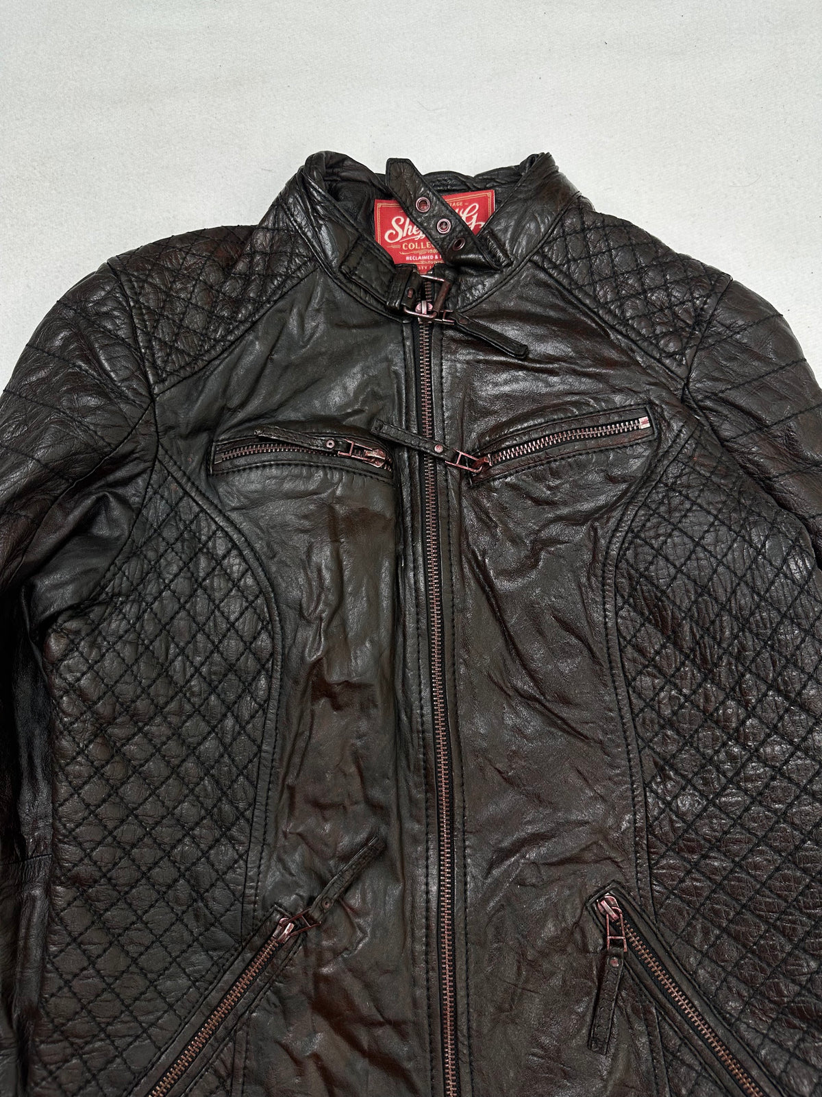 Collar and zip of the size S brown leather cafe racer jacket, up close