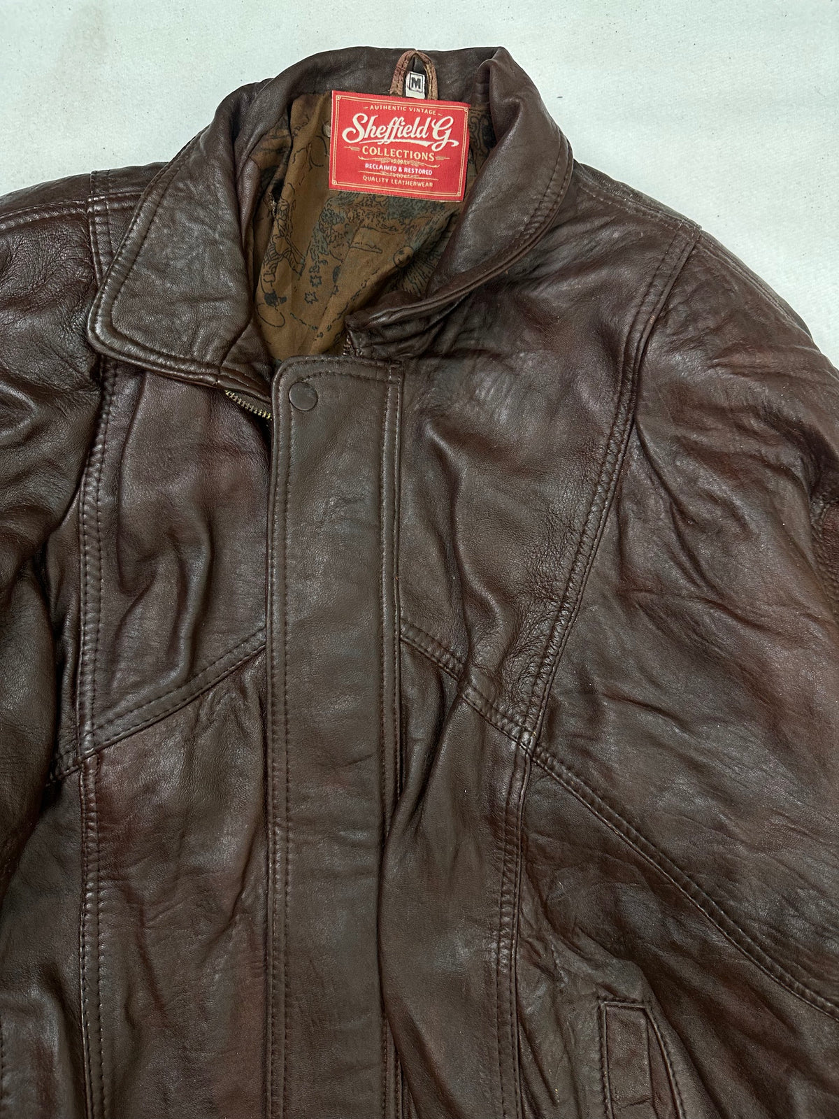 Collar and zip of the size L burgundy leather flight jacket, up close