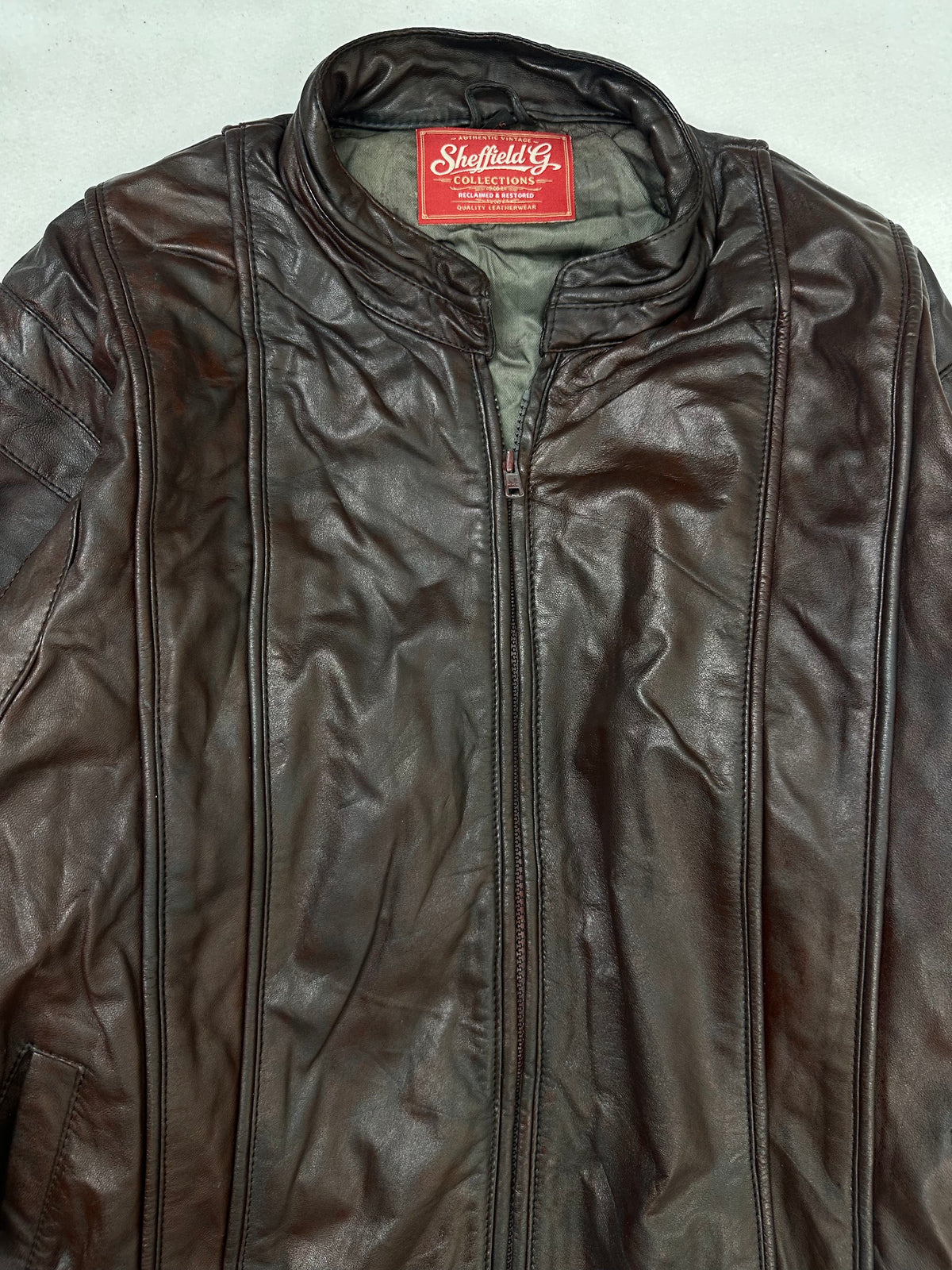Collar and zip of the size L burgundy leather cafe racer jacket, up close