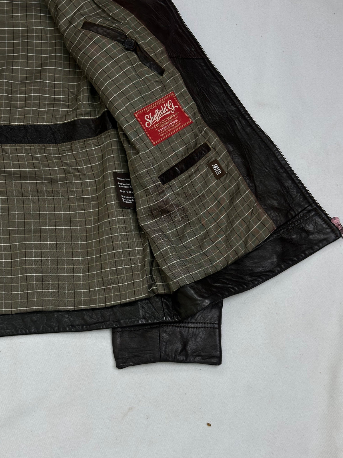 Narrow welt chest pocket above the flat leather waist band