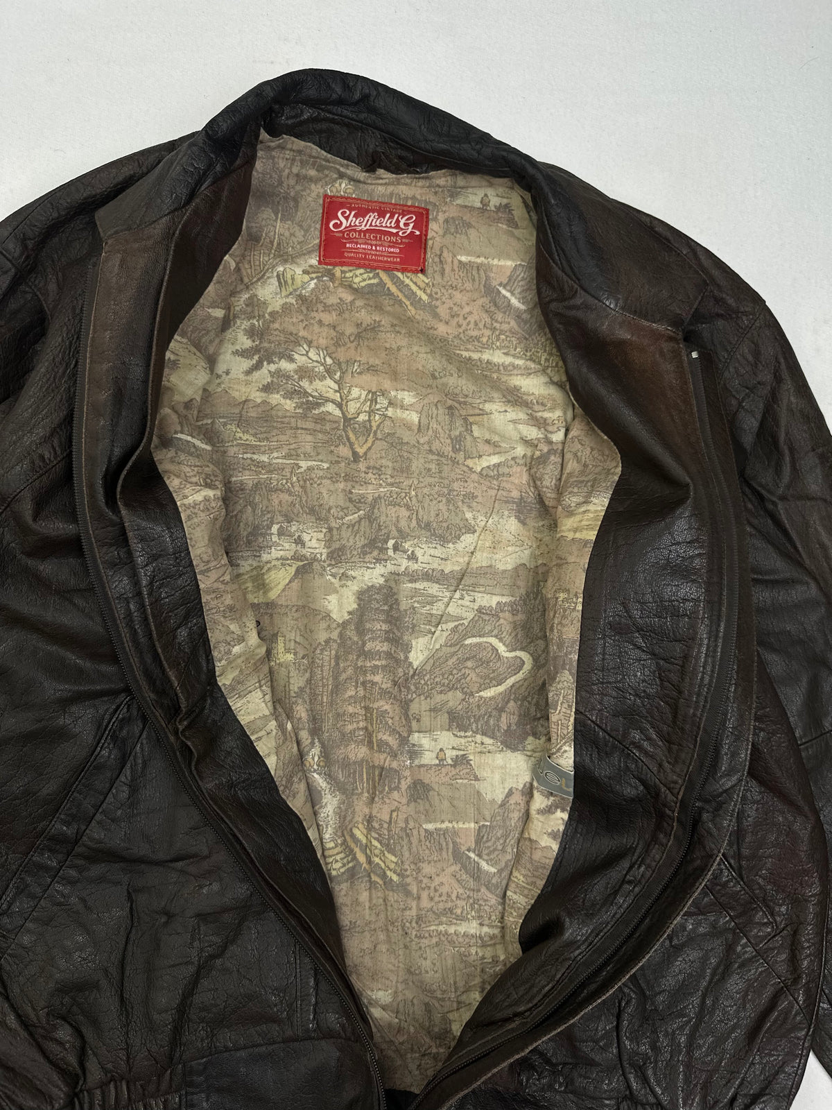Slanted welt hip pocket beside the press snap at the hem