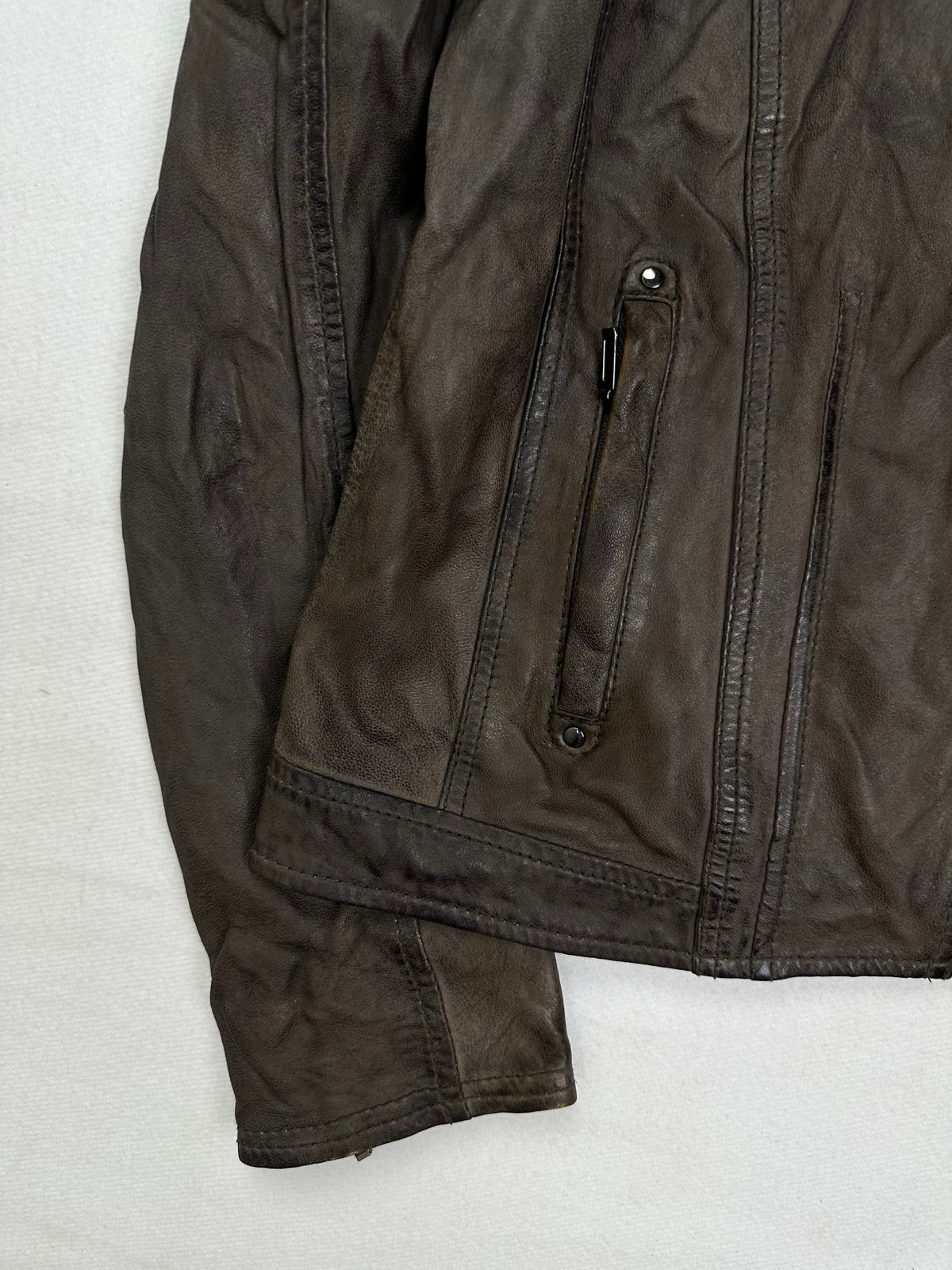Close detail of the pockets and cuff on the size S brown leather cafe racer jacket