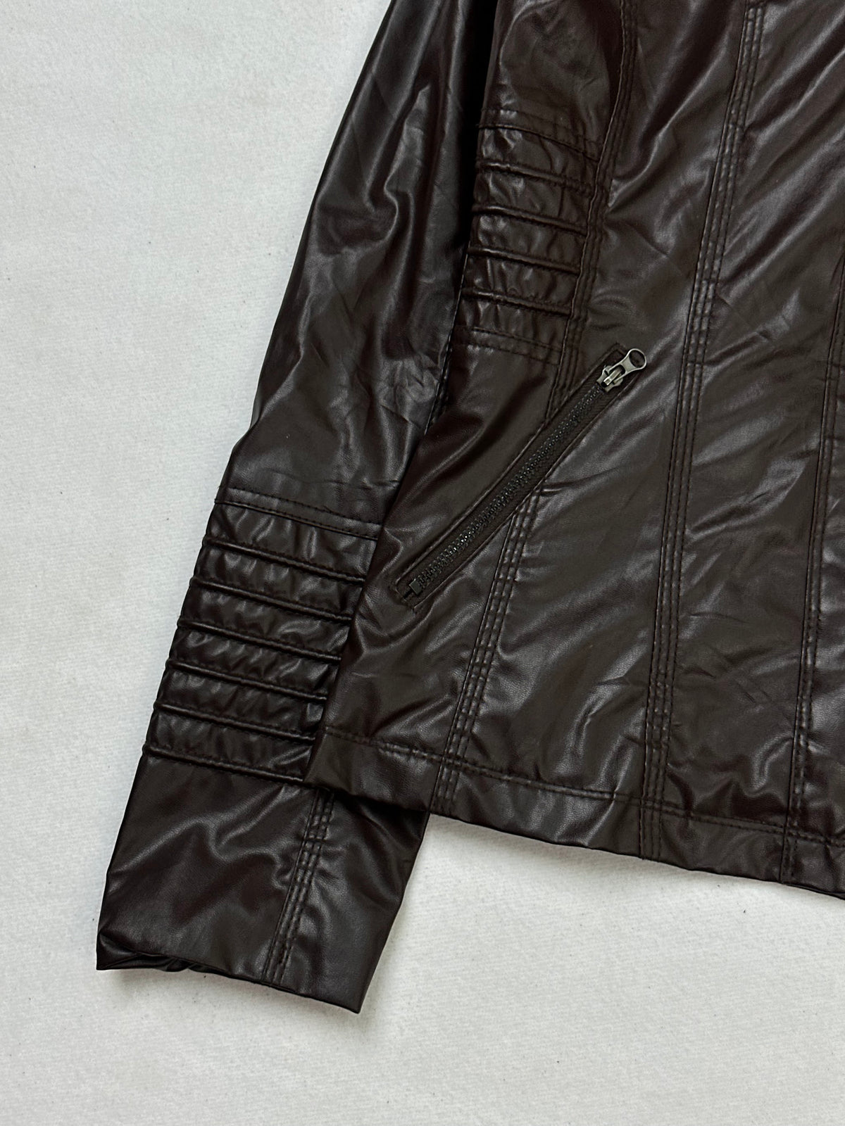Close detail of the pockets and cuff on the size M brown leather hooded jacket