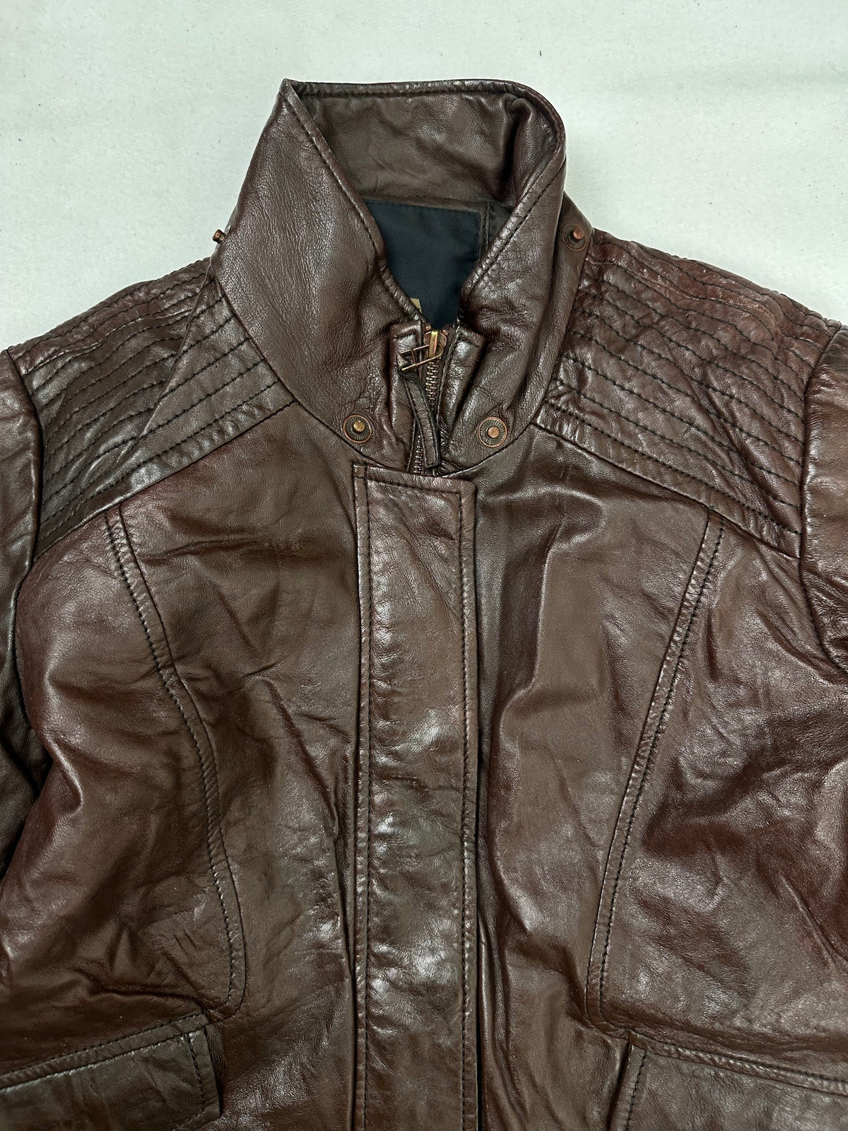 Collar and zip of the size S burgundy leather flight jacket, up close