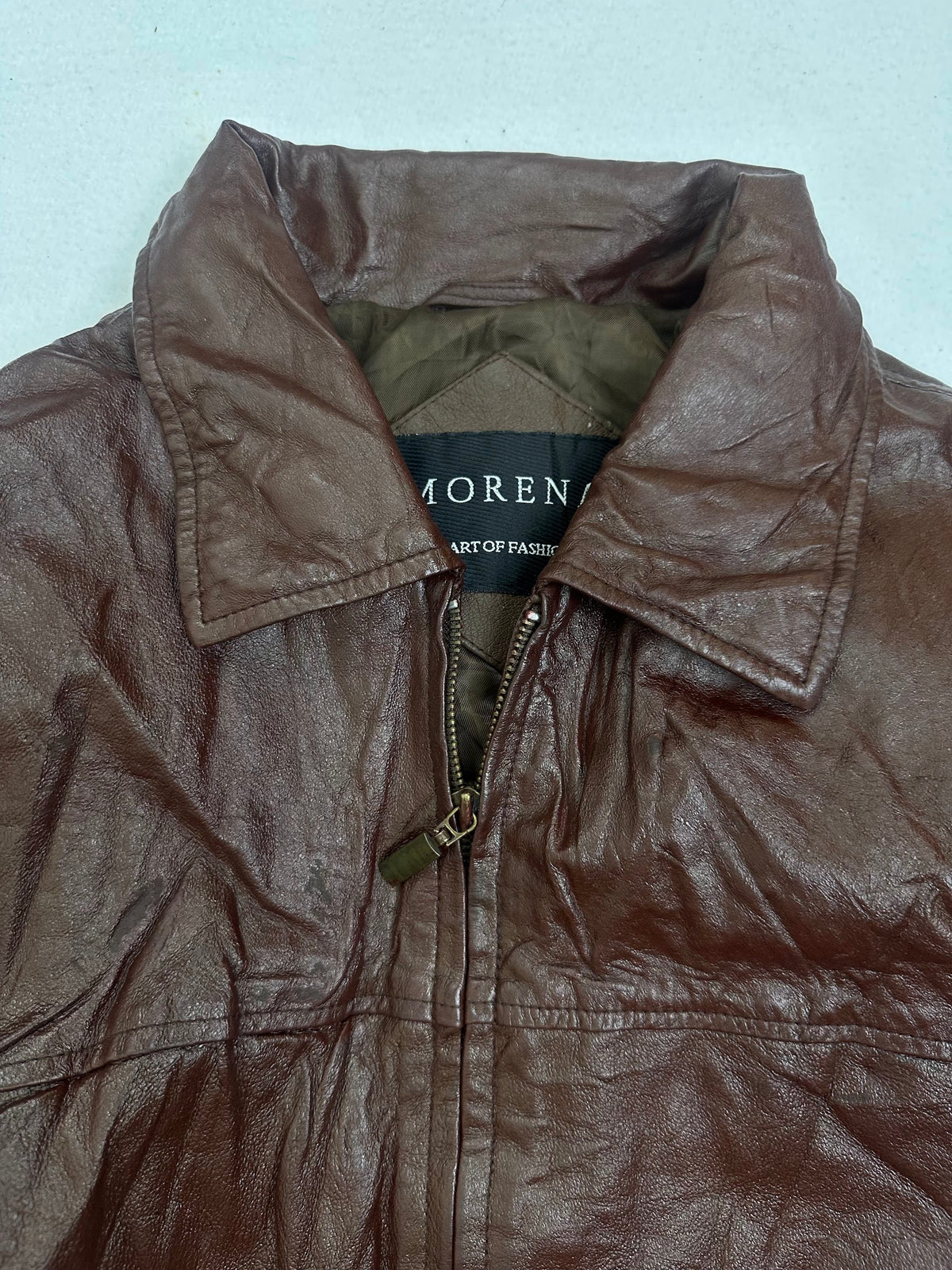 Collar and zip of the size L burgundy leather vintage jacket, up close