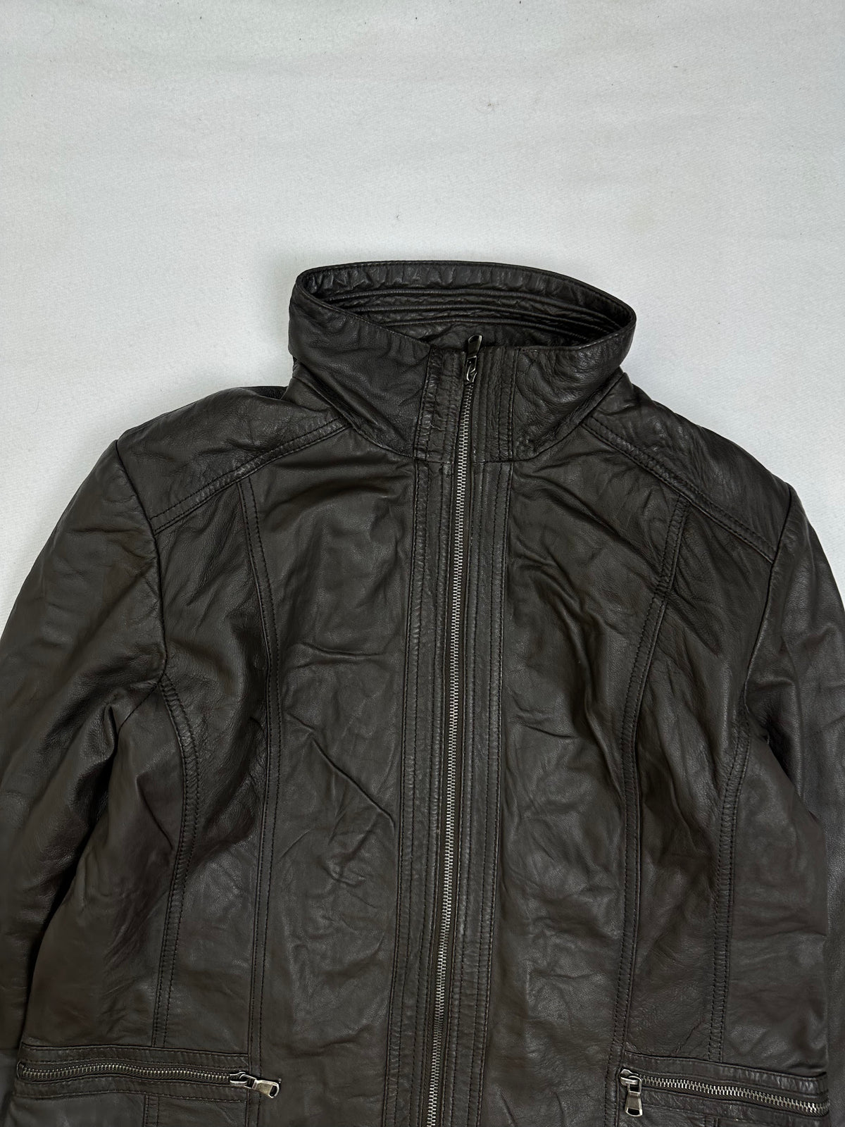 Collar and zip of the size S brown leather cafe racer jacket, up close