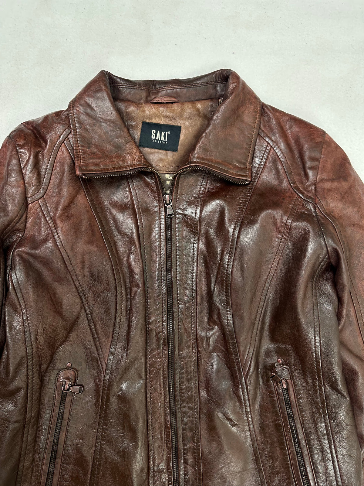 Collar and zip of the size S burgundy leather vintage jacket, up close