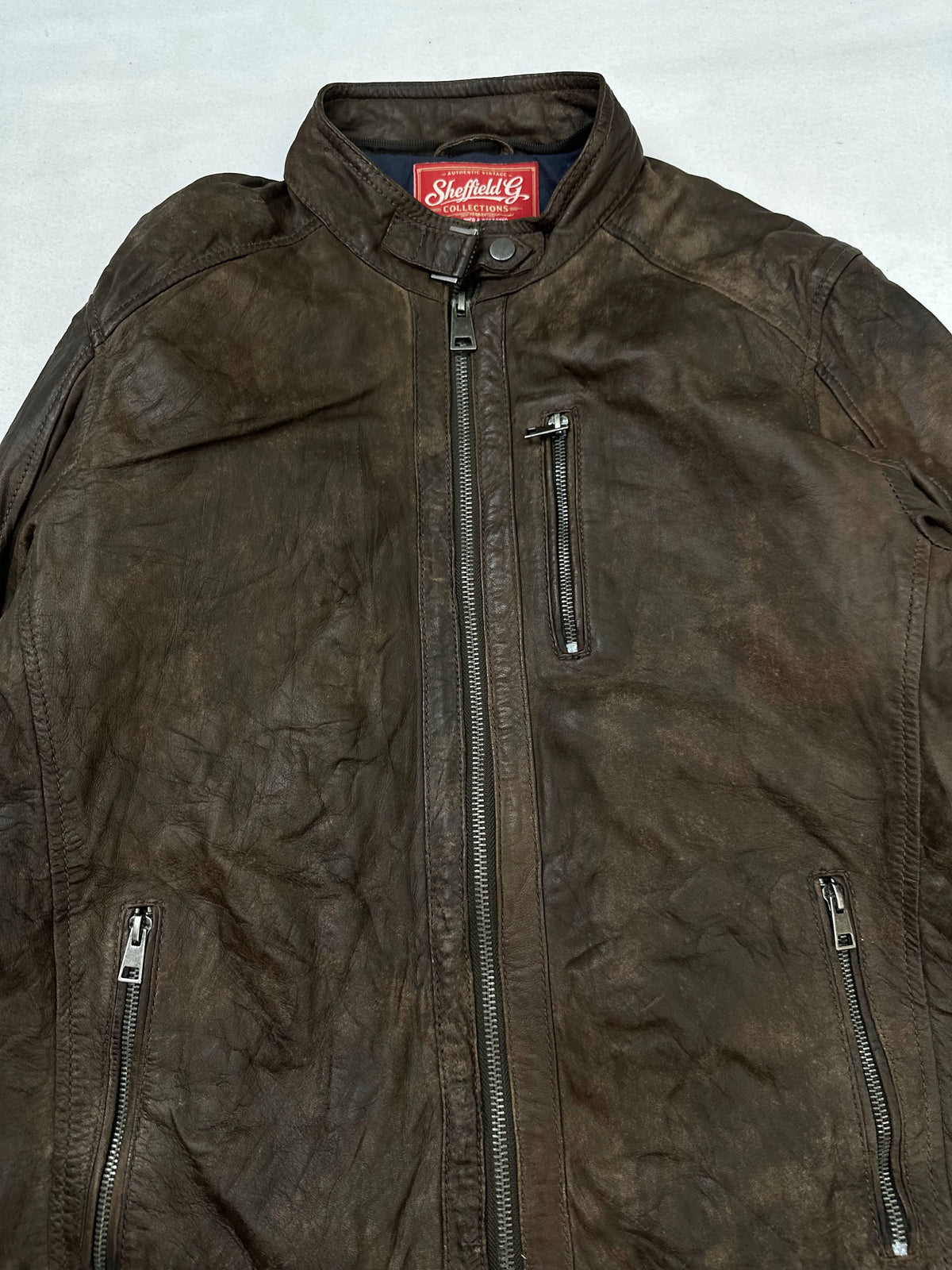 Collar and zip of the size M brown leather cafe racer jacket, up close