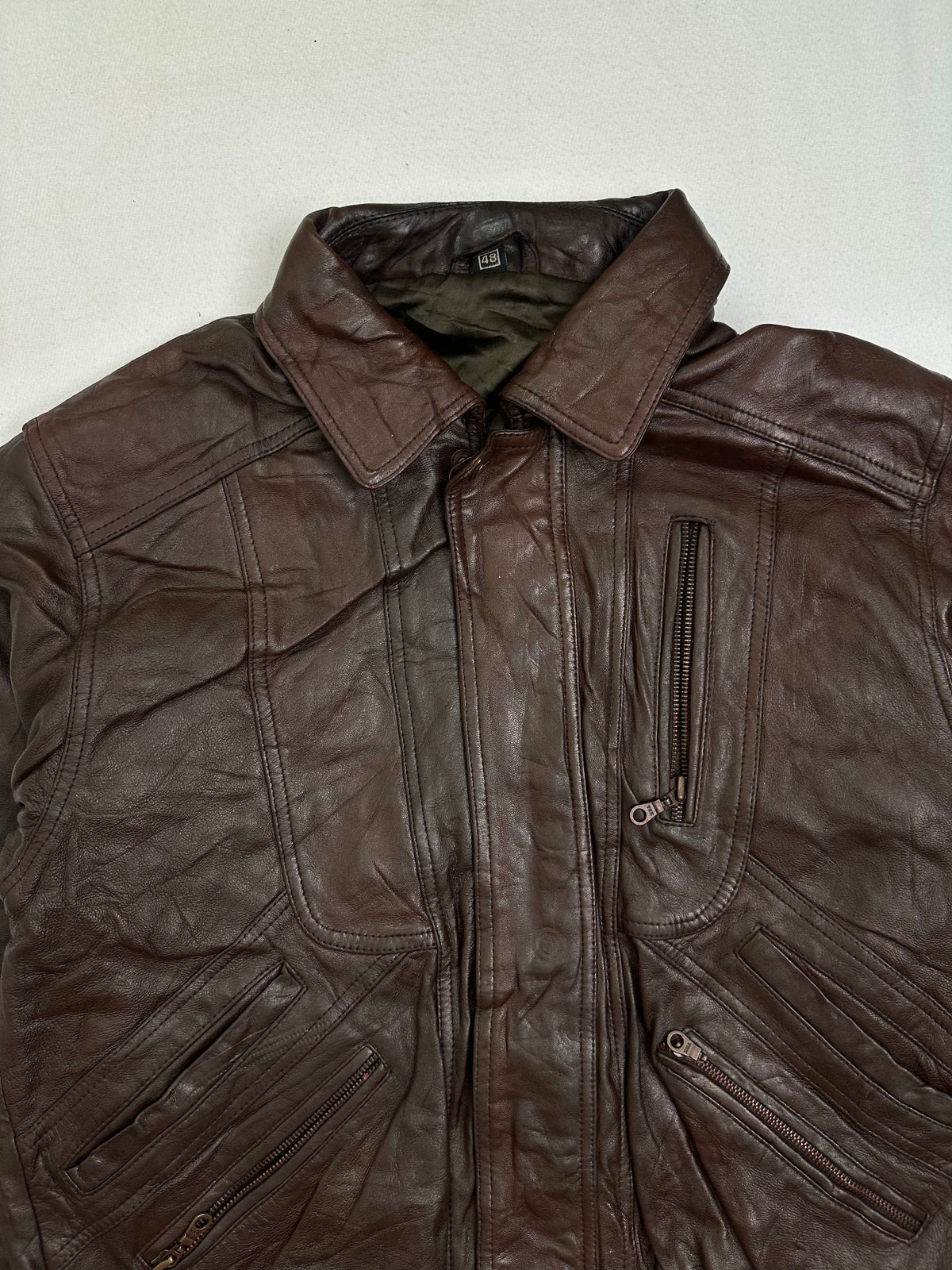 Collar and zip of the size M burgundy leather vintage jacket, up close