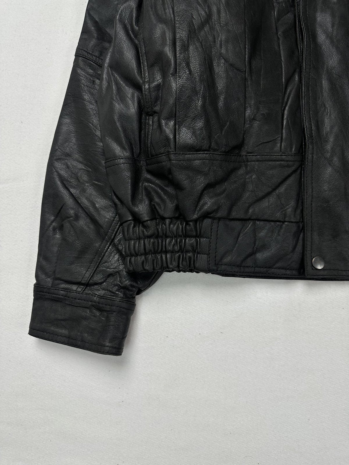 Black leather jacket in size XXL cut between a bomber and a trucker