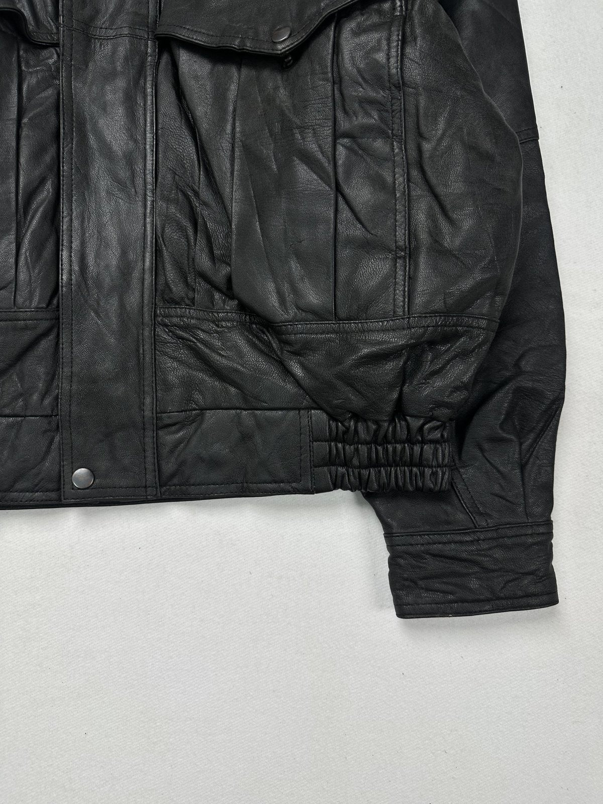 Trucker styling on the front of this black leather jacket in size XXL