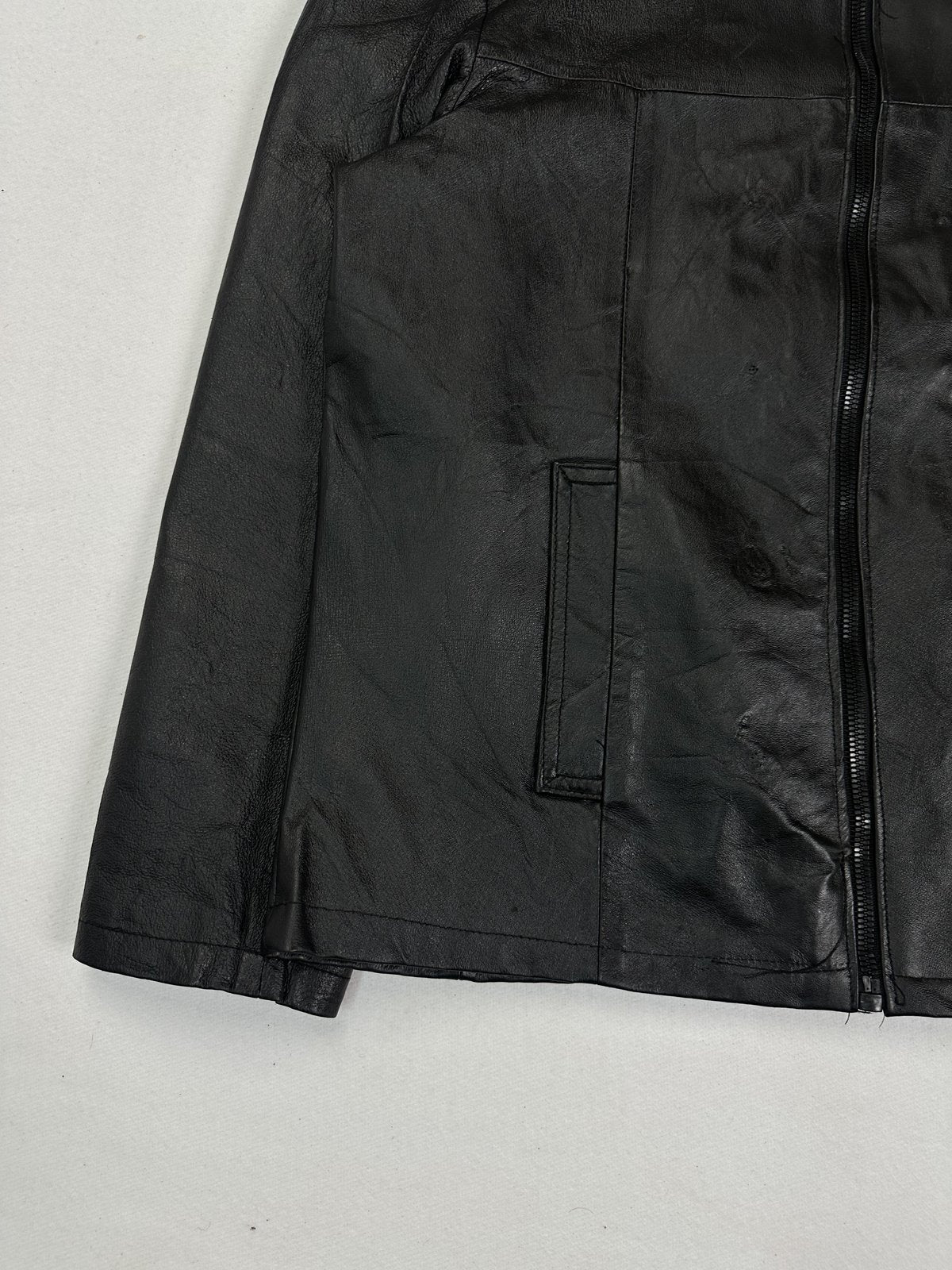 Size L cafe racer in black real leather with a 22 inch chest