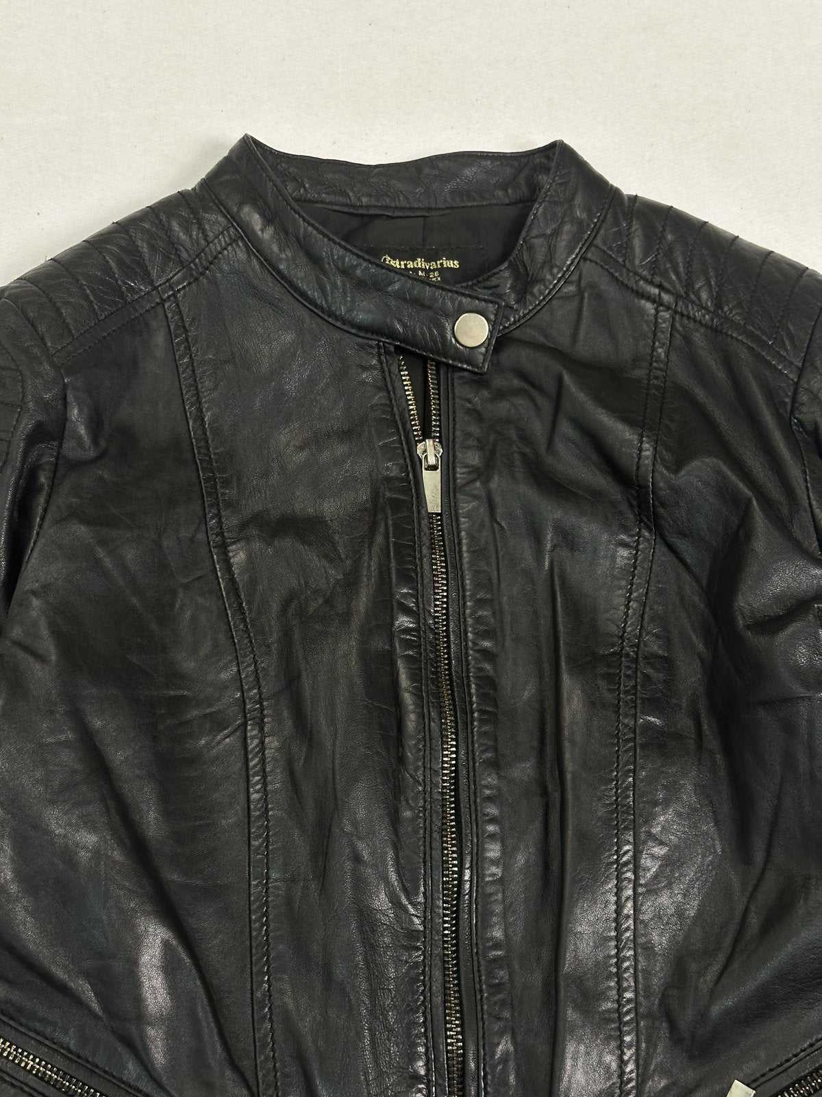 Black leather cafe racer in very good condition, cut small