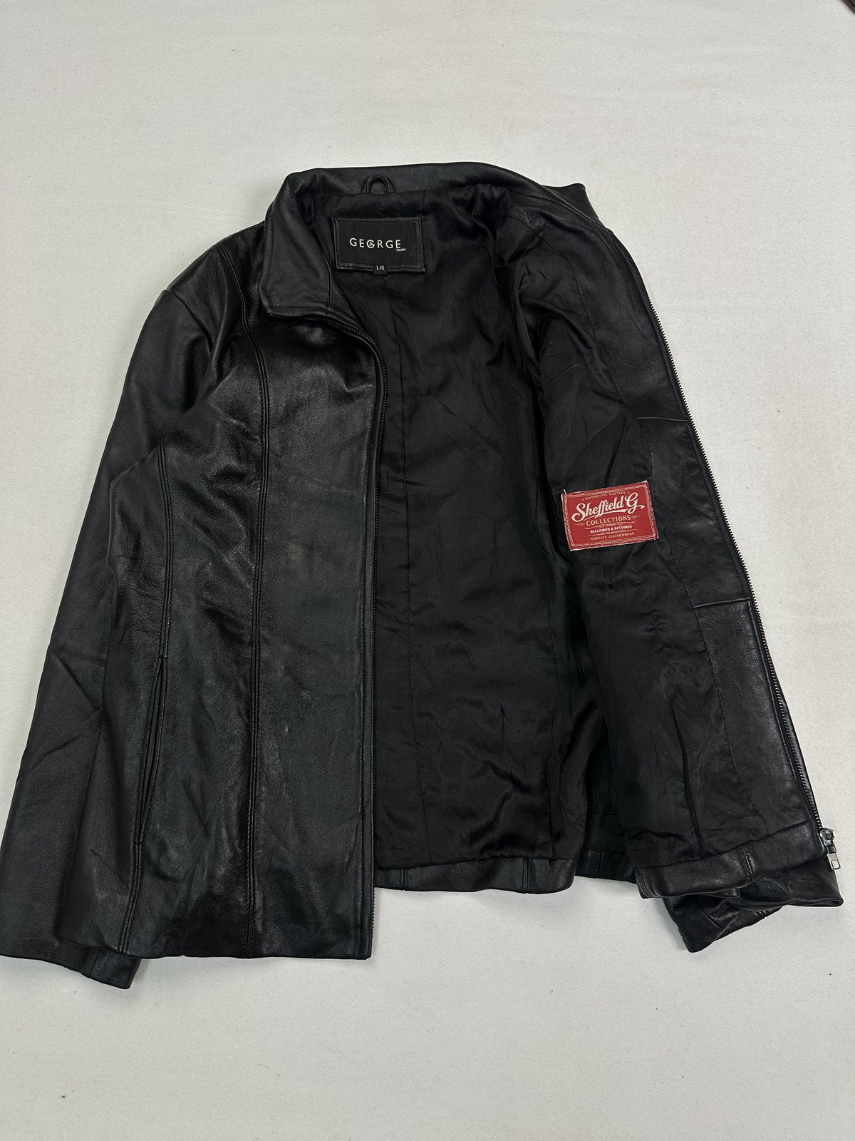 Black lining inside the size M jacket, held open to show the interior