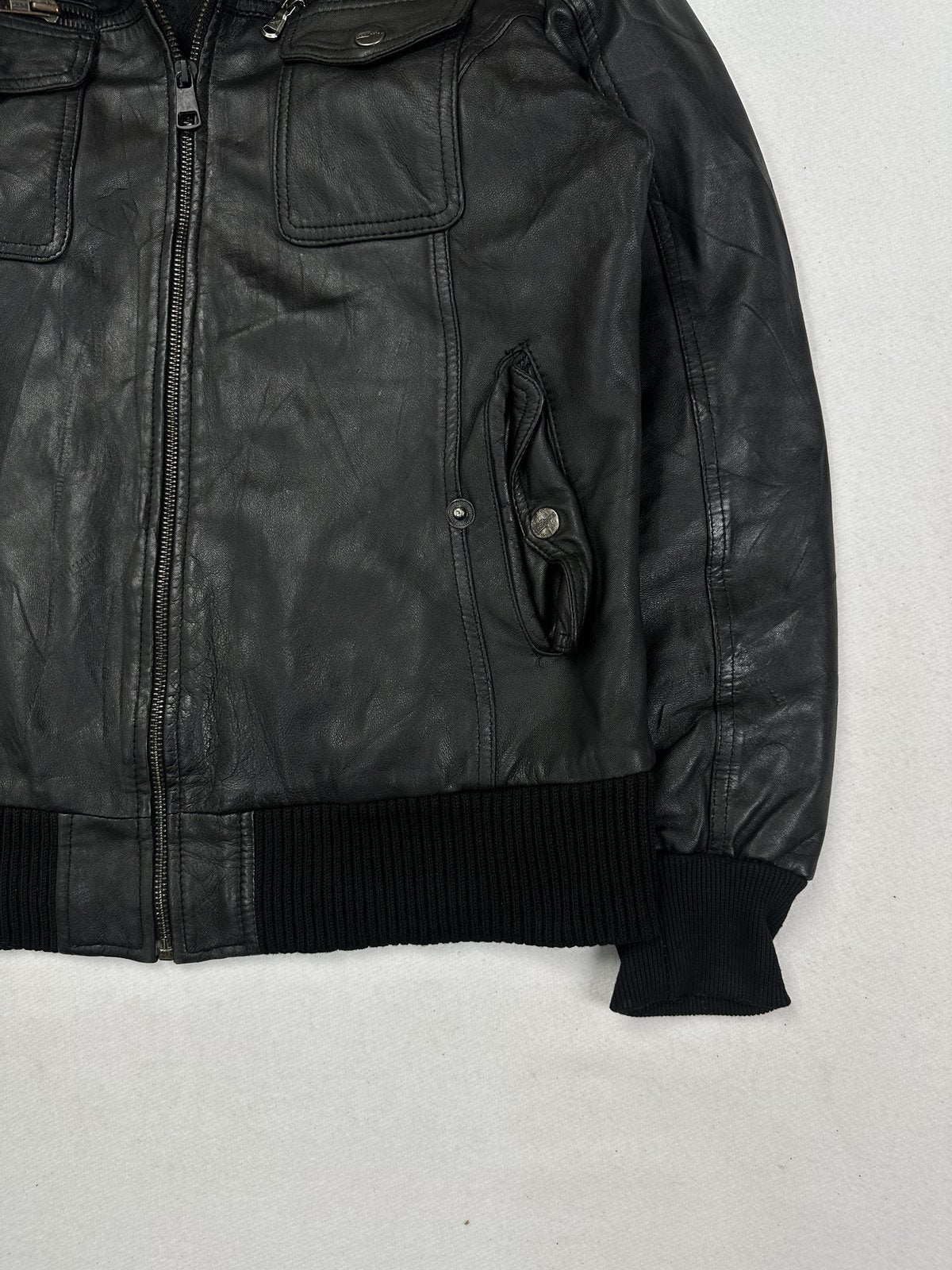 Size M bomber in black real leather, cut with a 20 inch chest