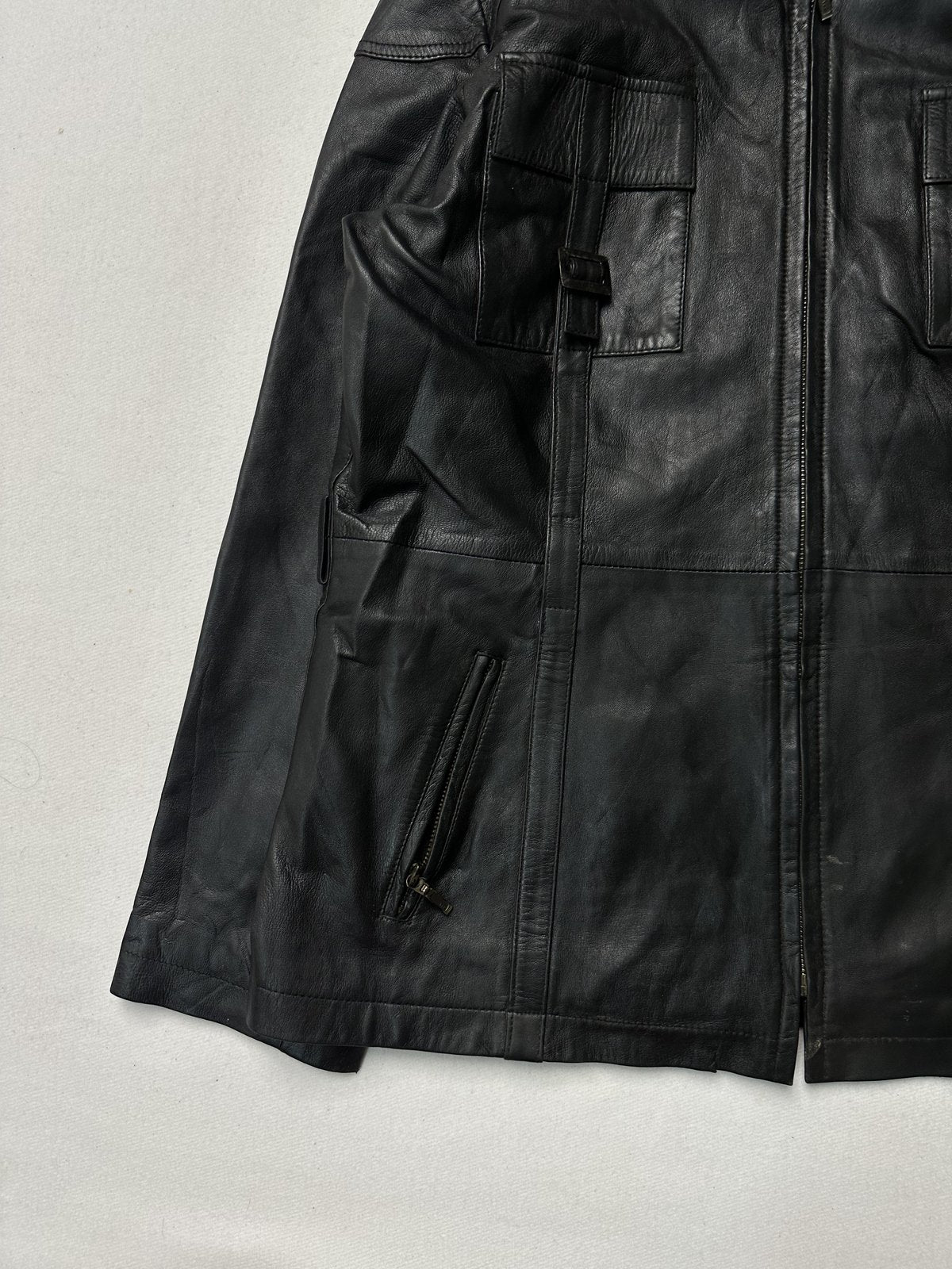 Lower left front of the field jacket with a slanted zip pocket and flap pocket above