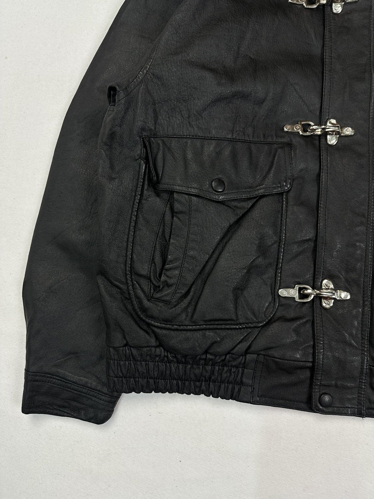 Side entry pocket flap on the black leather of the XXL jacket