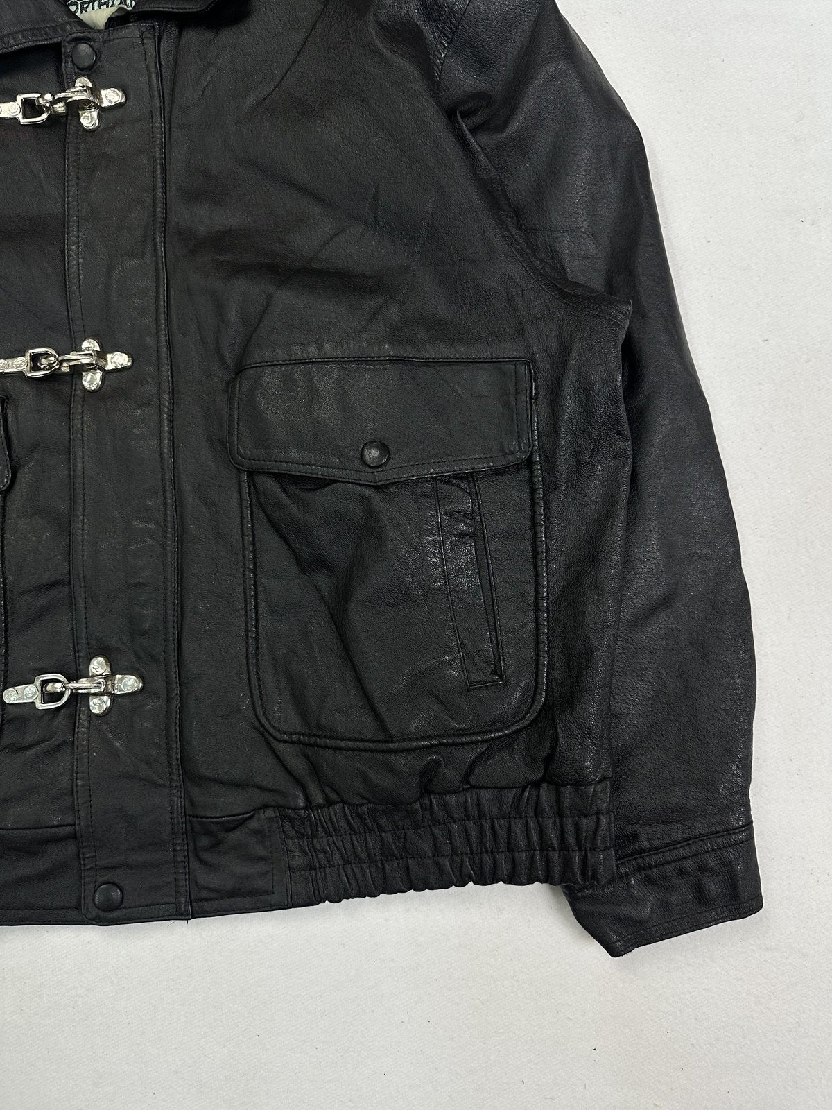 Toggle fastening set against the black leather front