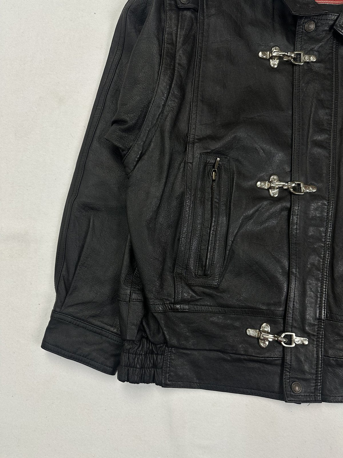 Lower front corner with a zipped pocket, the cuff and the elasticated waistband