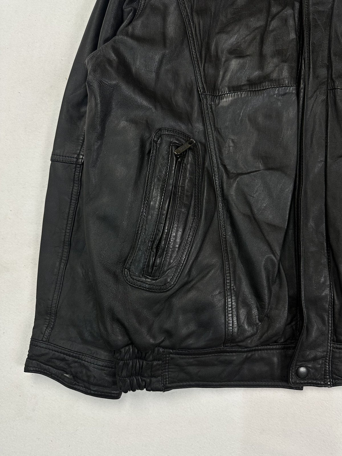 One of the many pockets on the black leather jacket in size XXL