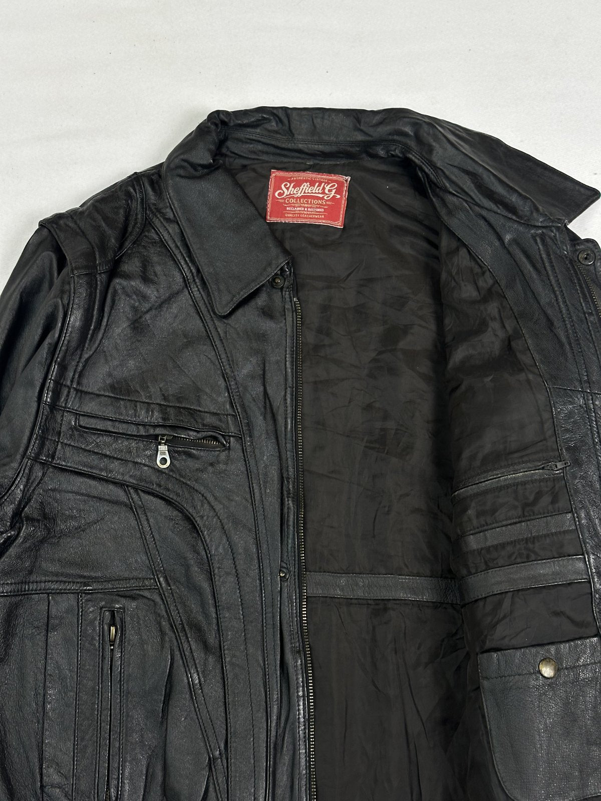 Interior detail of the lining and the inner pocket beside the front zip