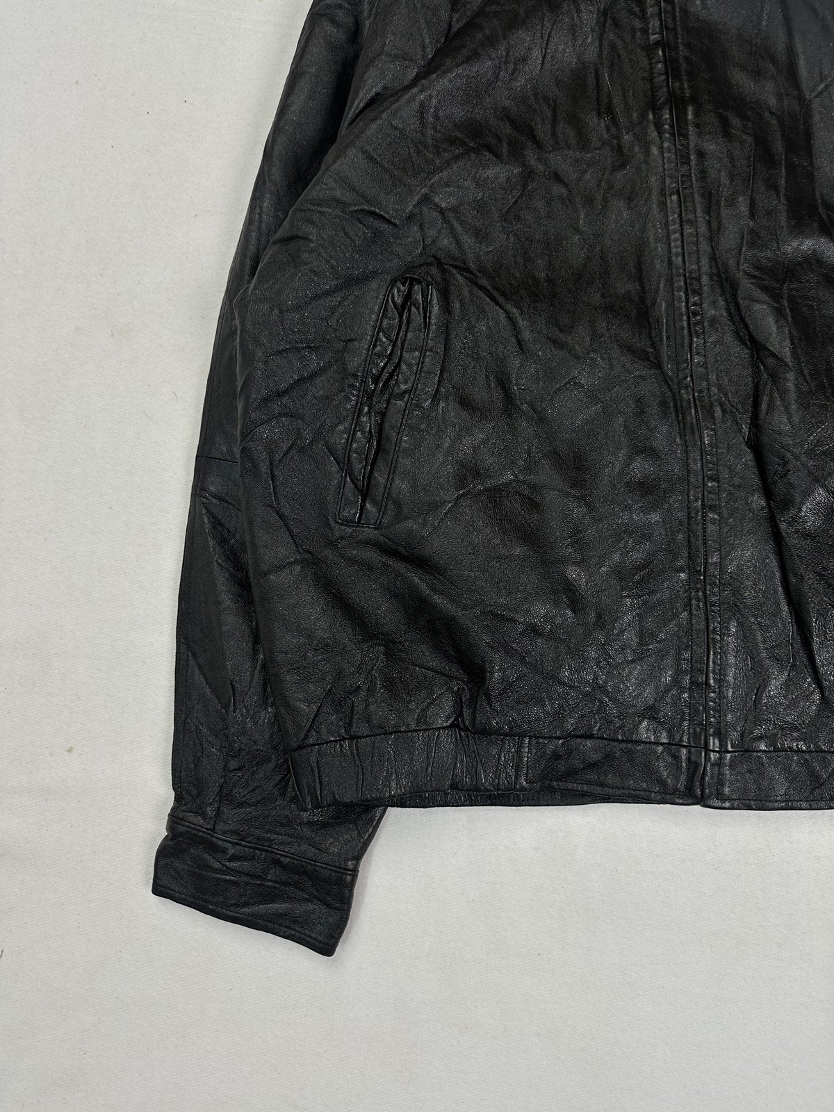 Blouson shape gathering the waist of the black leather harrington