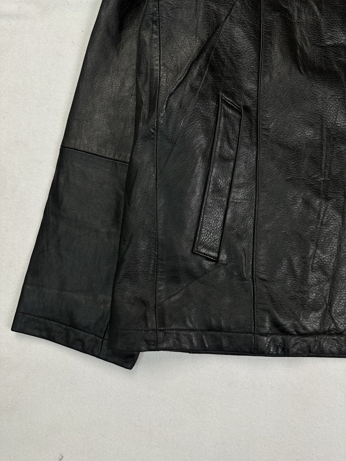 Size XL cafe racer in black real leather with a 25 inch chest