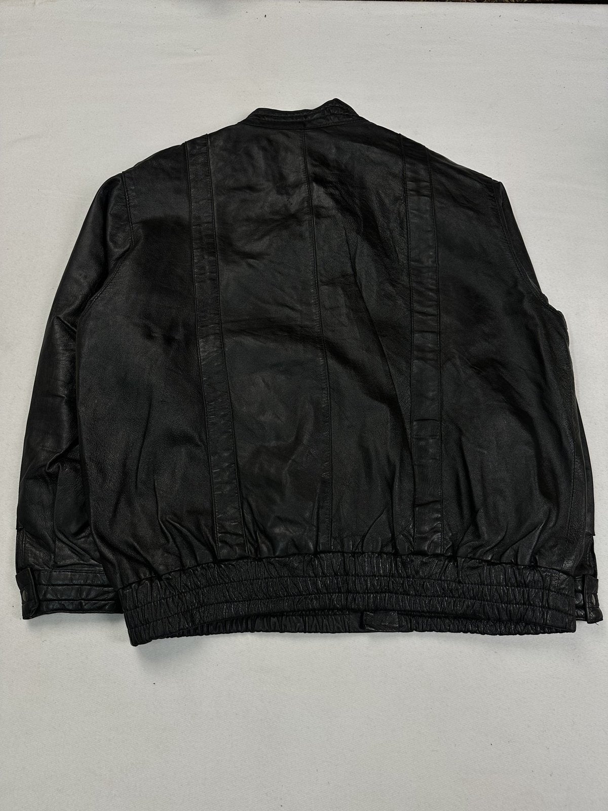 Blouson shape drawing in at the waist of the black leather jacket