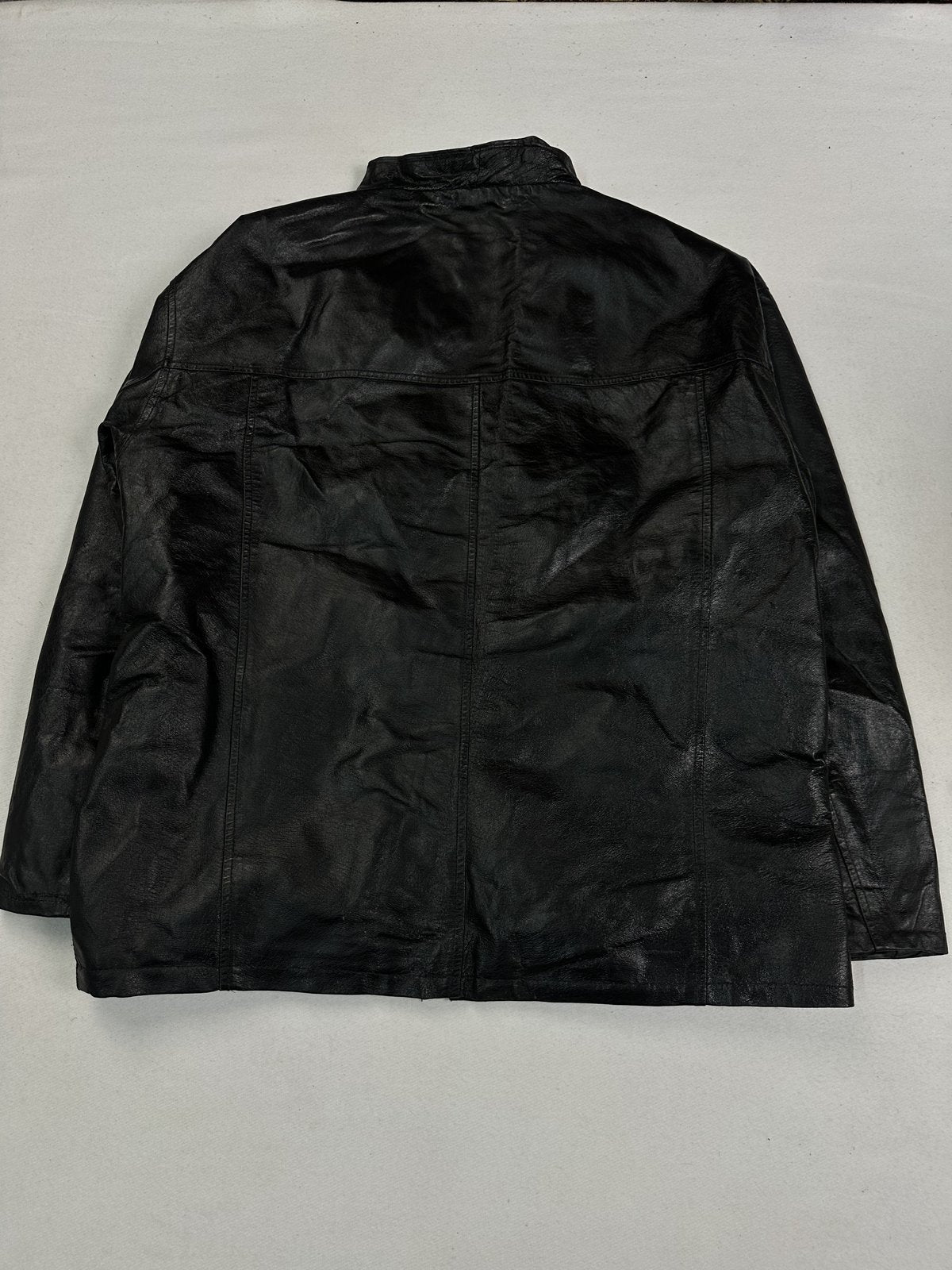 Diagonal zipped pocket set into the black leather of the size L jacket