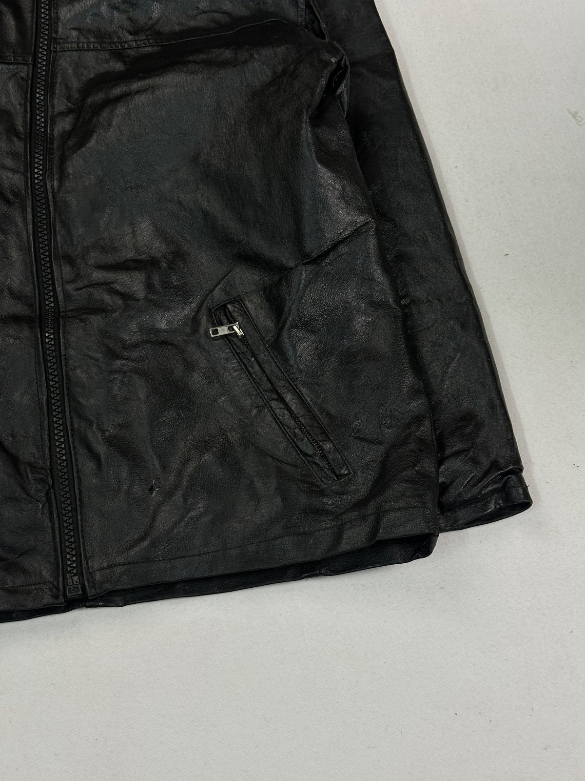 Size L cafe racer in black real leather with a 23 inch chest