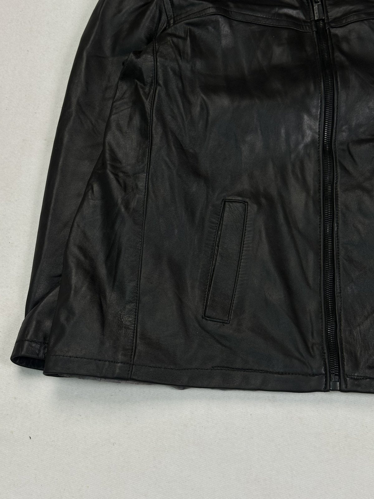 Size L cafe racer in black real leather with a 23 inch chest