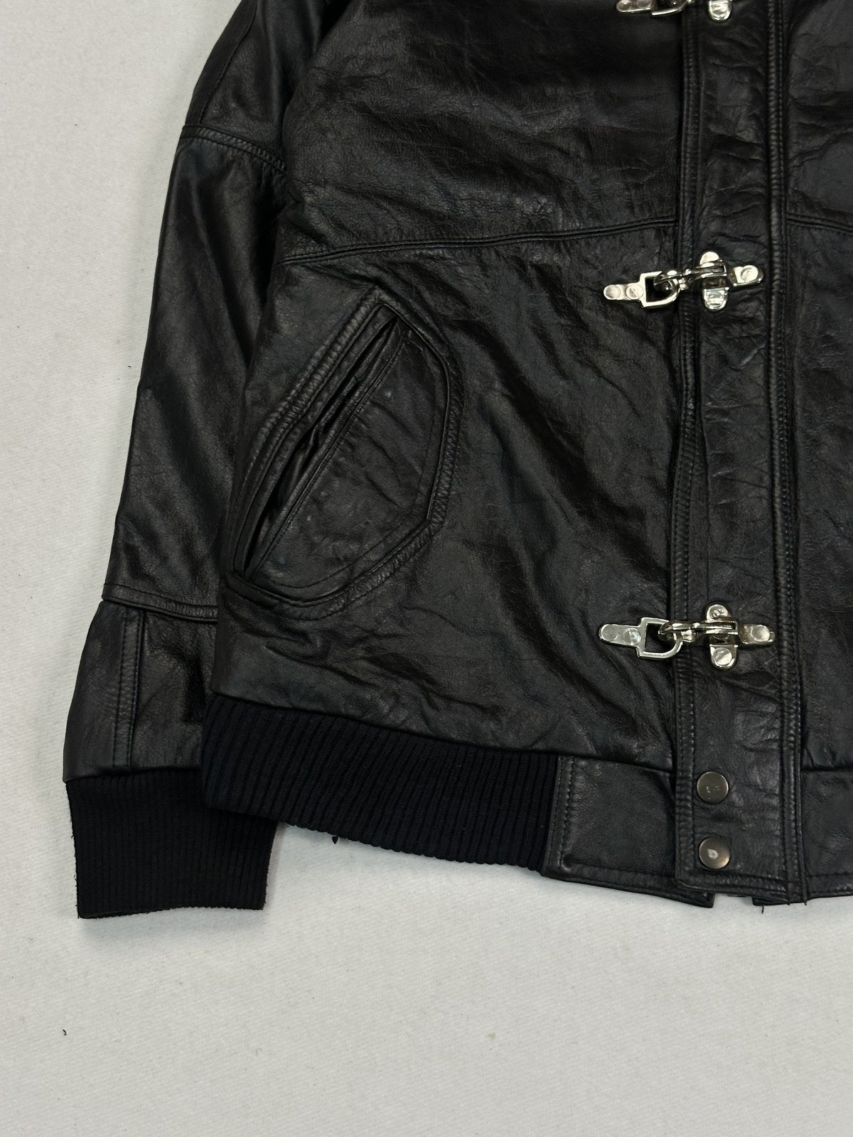 Size M bomber in black real leather with a 21 inch chest