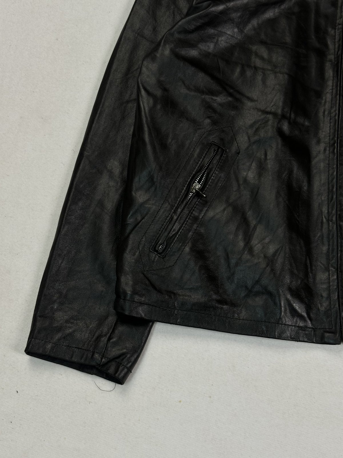 Size L cafe racer in black real leather with a 23 inch chest