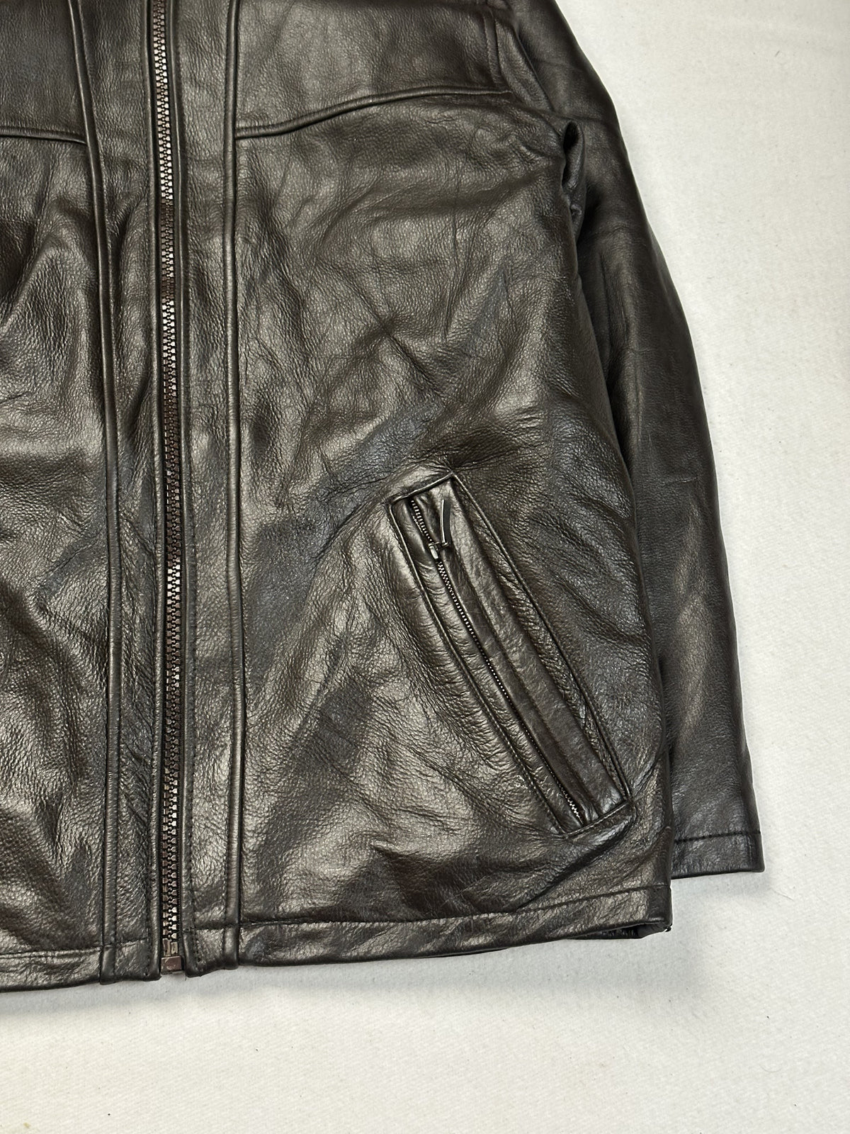 Detail of the centre zip and one slanted zip pocket on the size L brown cafe racer jacket