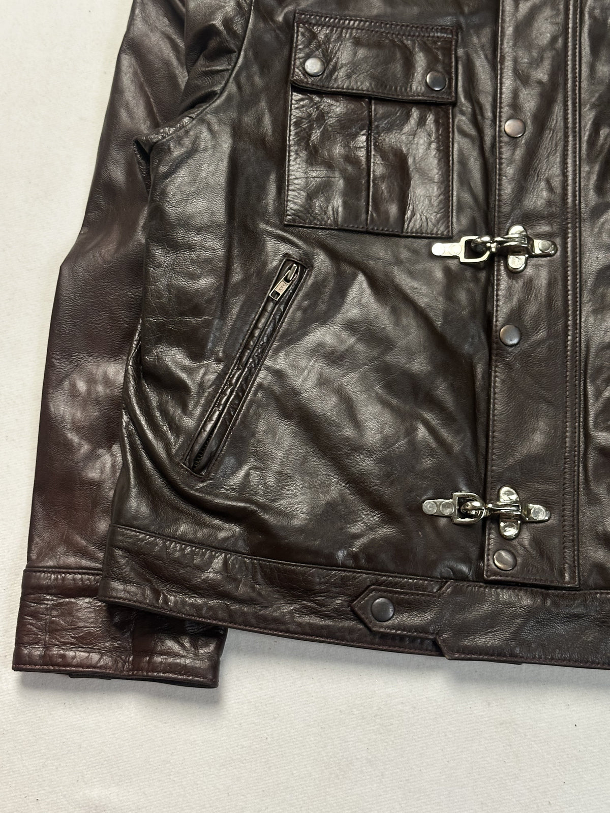 Size L field jacket in brown real leather with a 22 inch chest