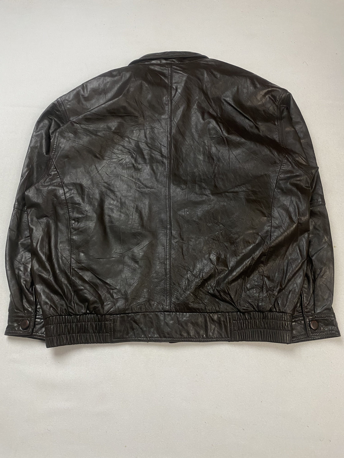 Rear view of the roomy XXL brown leather jacket with its elasticated waistband