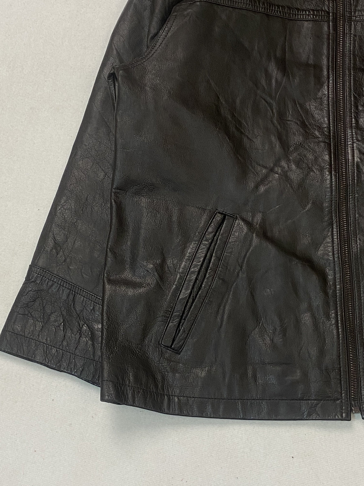 Size L cafe racer in brown real leather with a 23 inch chest