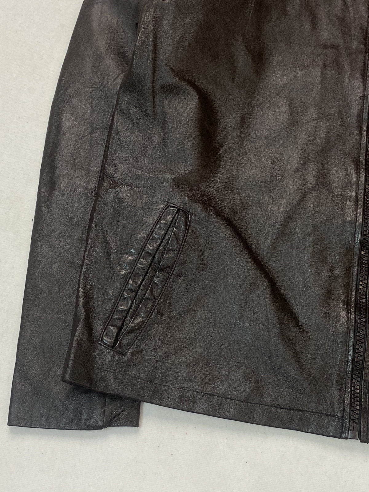 Size L cafe racer in brown real leather with a 22 inch chest