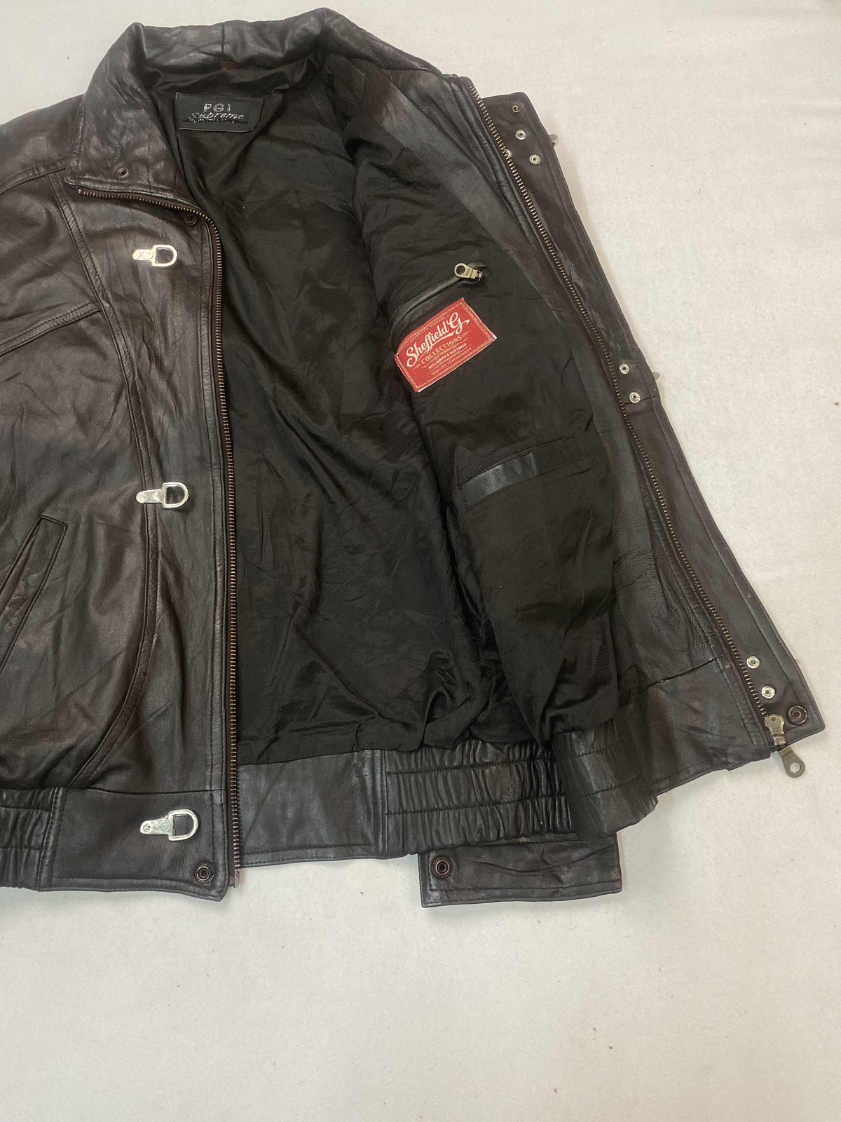 Angled view inside the lining with the inside pocket zip along the edge