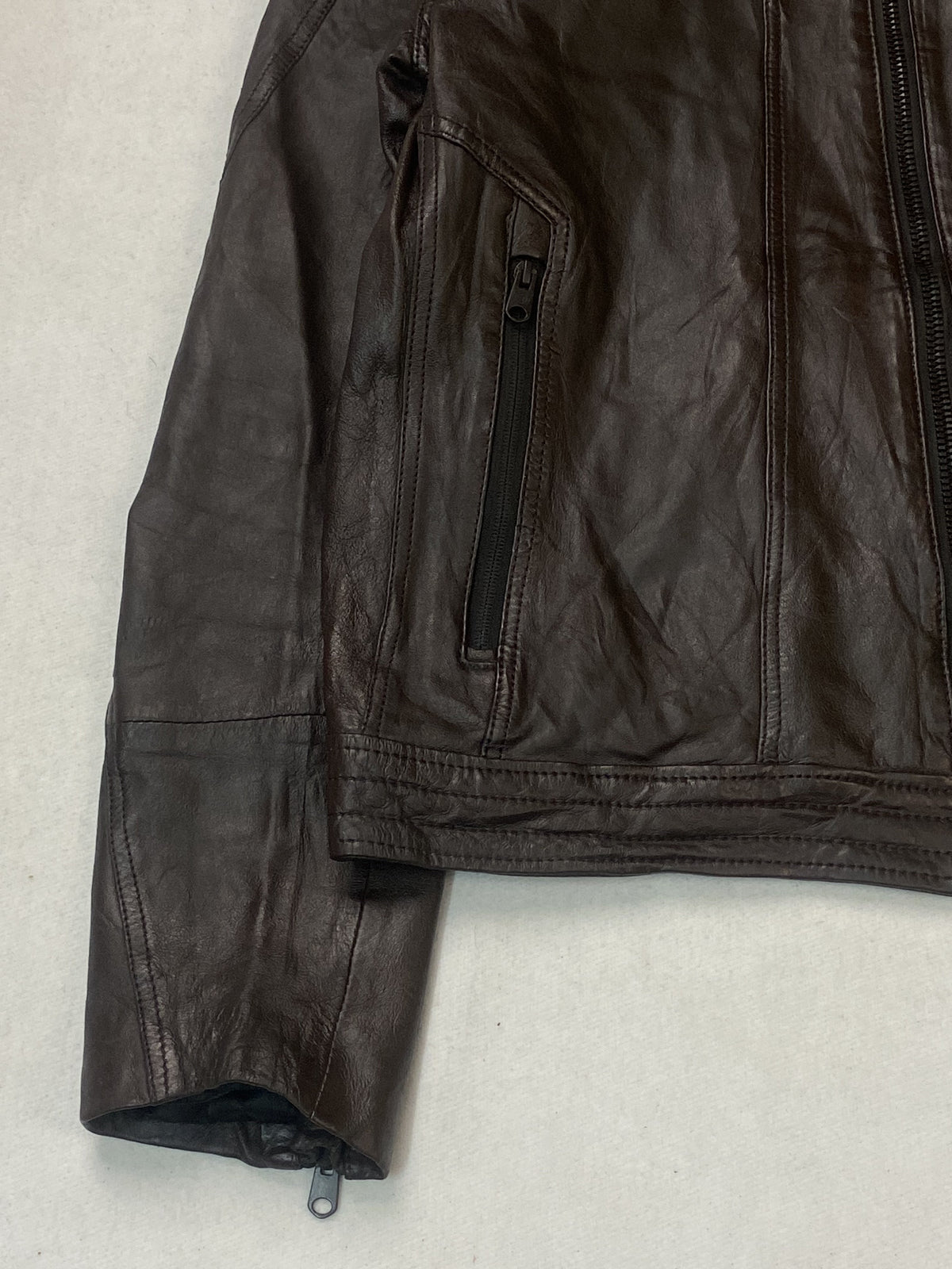 Size M cafe racer in brown real leather with a 21 inch chest