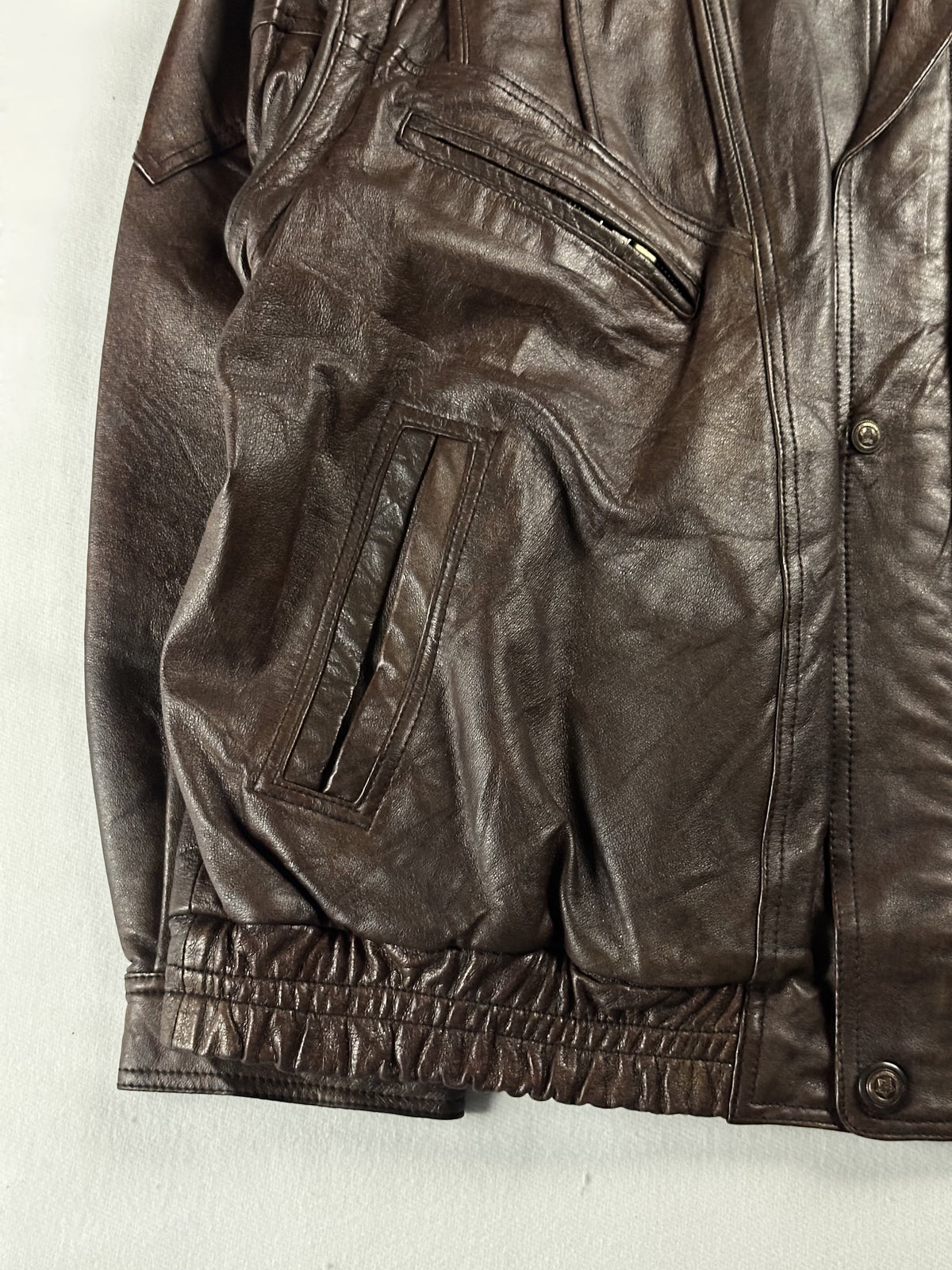 Welt pocket and chest zip on the left front, above the elasticated waist