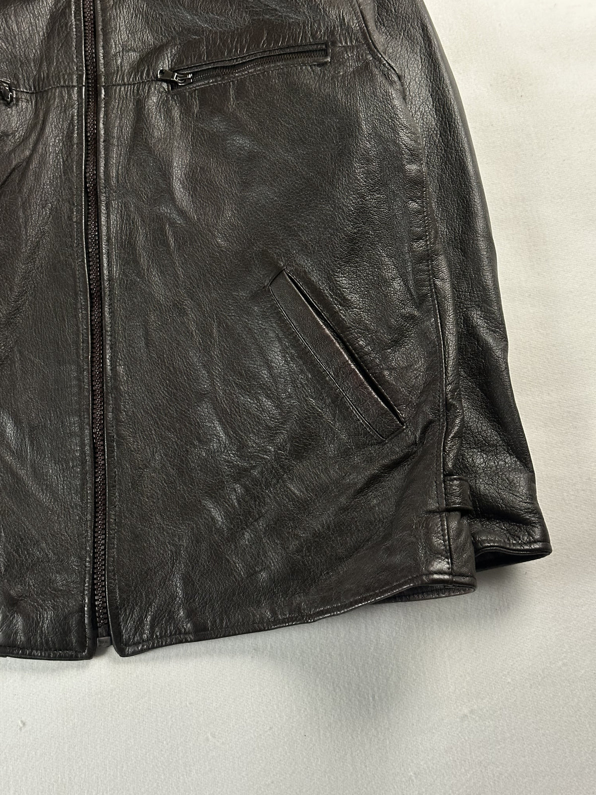 Slash pocket, cuff and straight hem at the right front of the jacket