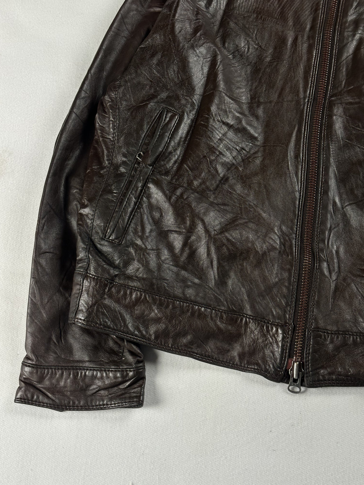 Size XL cafe racer in brown real leather with a 25 inch chest