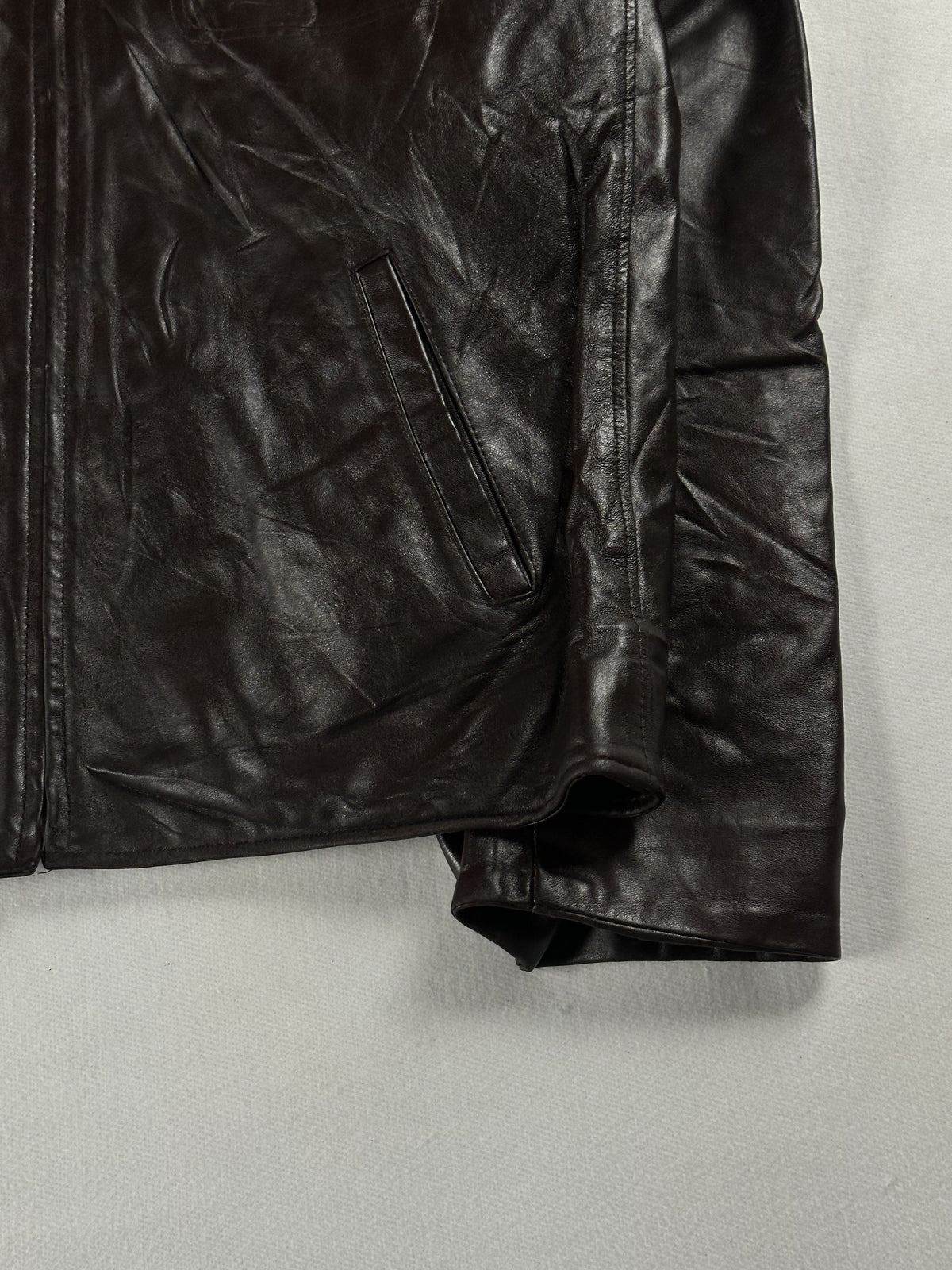 Cuff, hem and slanted hand pocket on the right side of the jacket