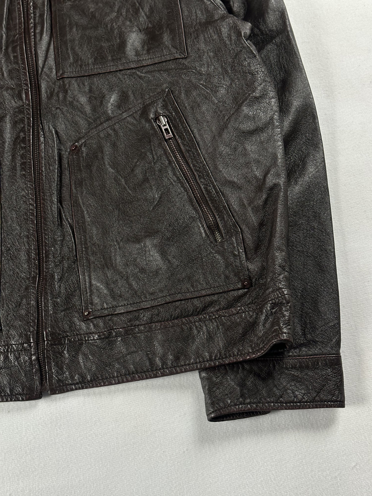 Zip pocket, stitched hem and turned-back cuff on the right side of the jacket