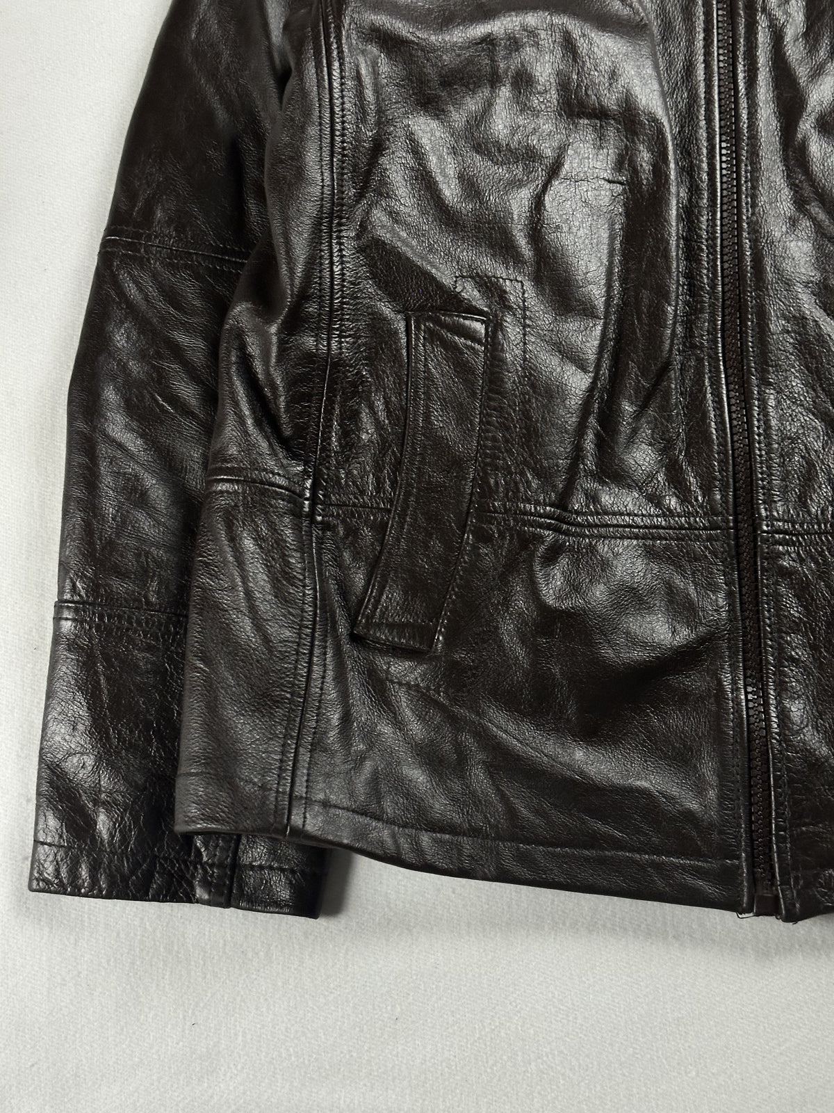 Size L cafe racer in brown real leather with a 23 inch chest