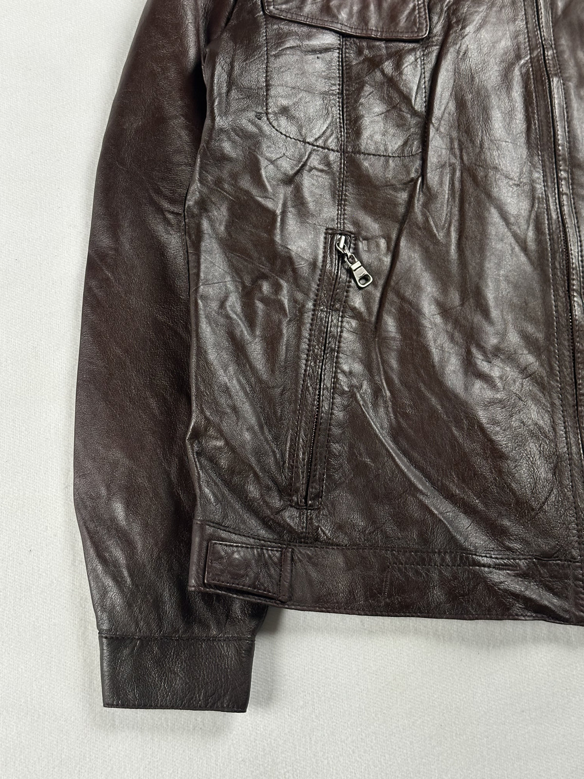 Size L cafe racer in brown real leather with a 23 inch chest