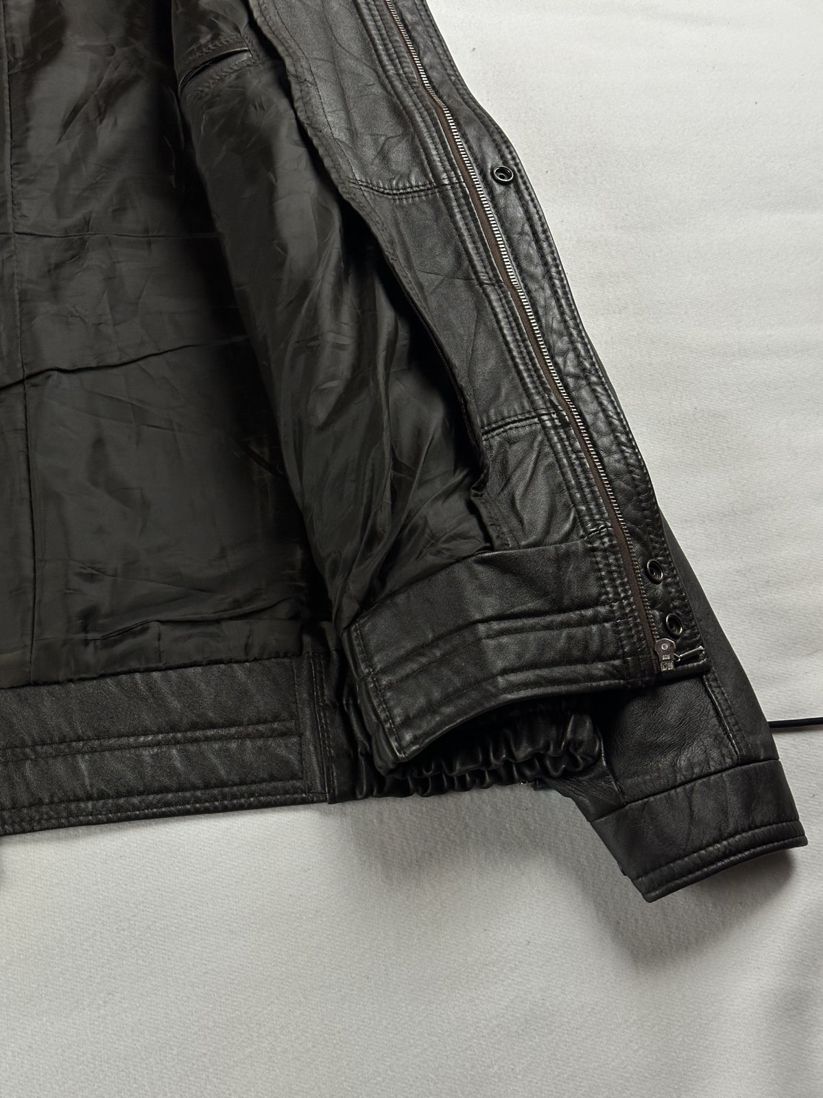 Brown leather jacket in very good condition, shown in size XXL